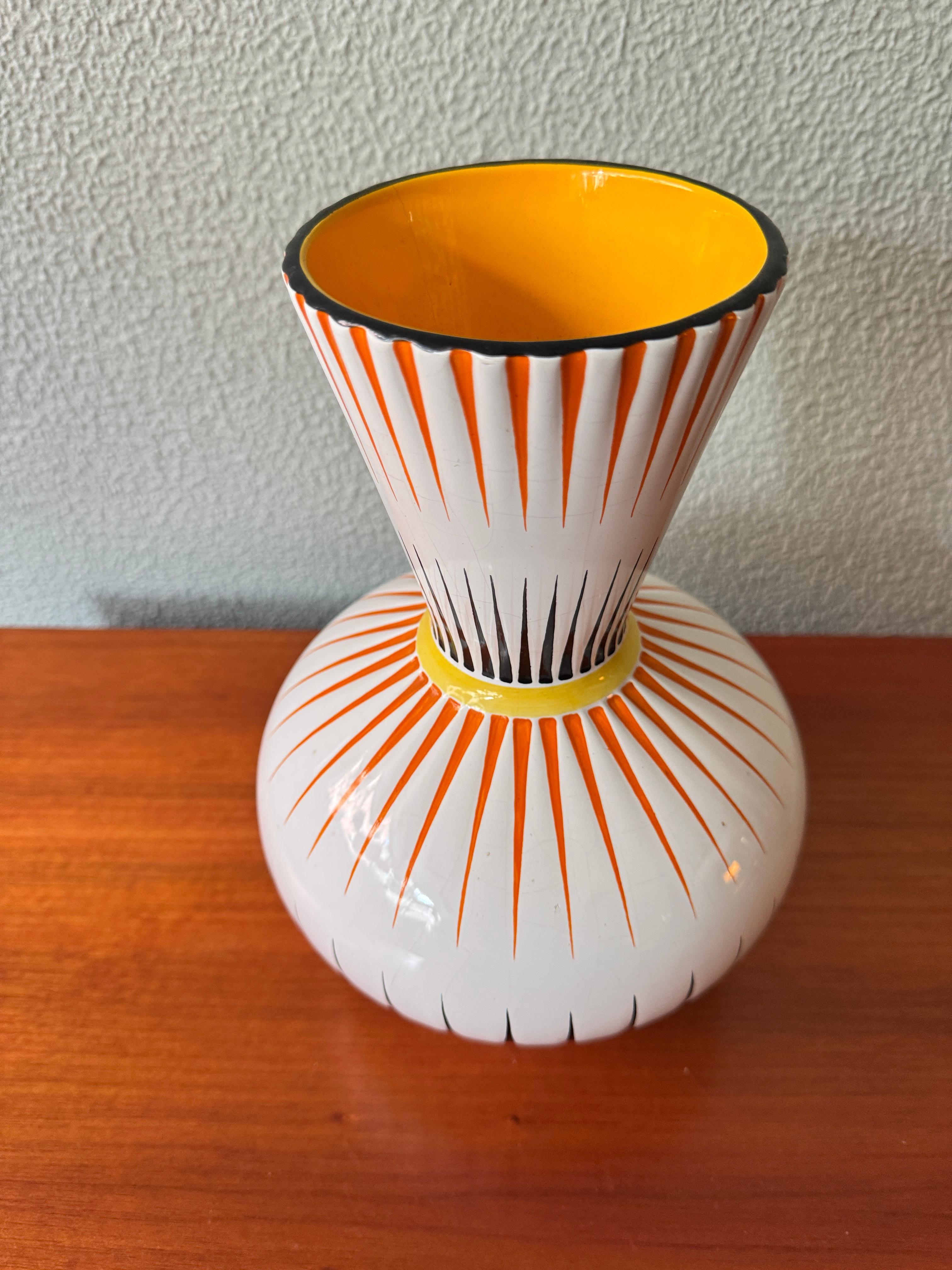Mid-Century moderno Aleluia Portuguese Midcentury Geometric Ceramic Vase Orange Black Linear Pattern in vendita