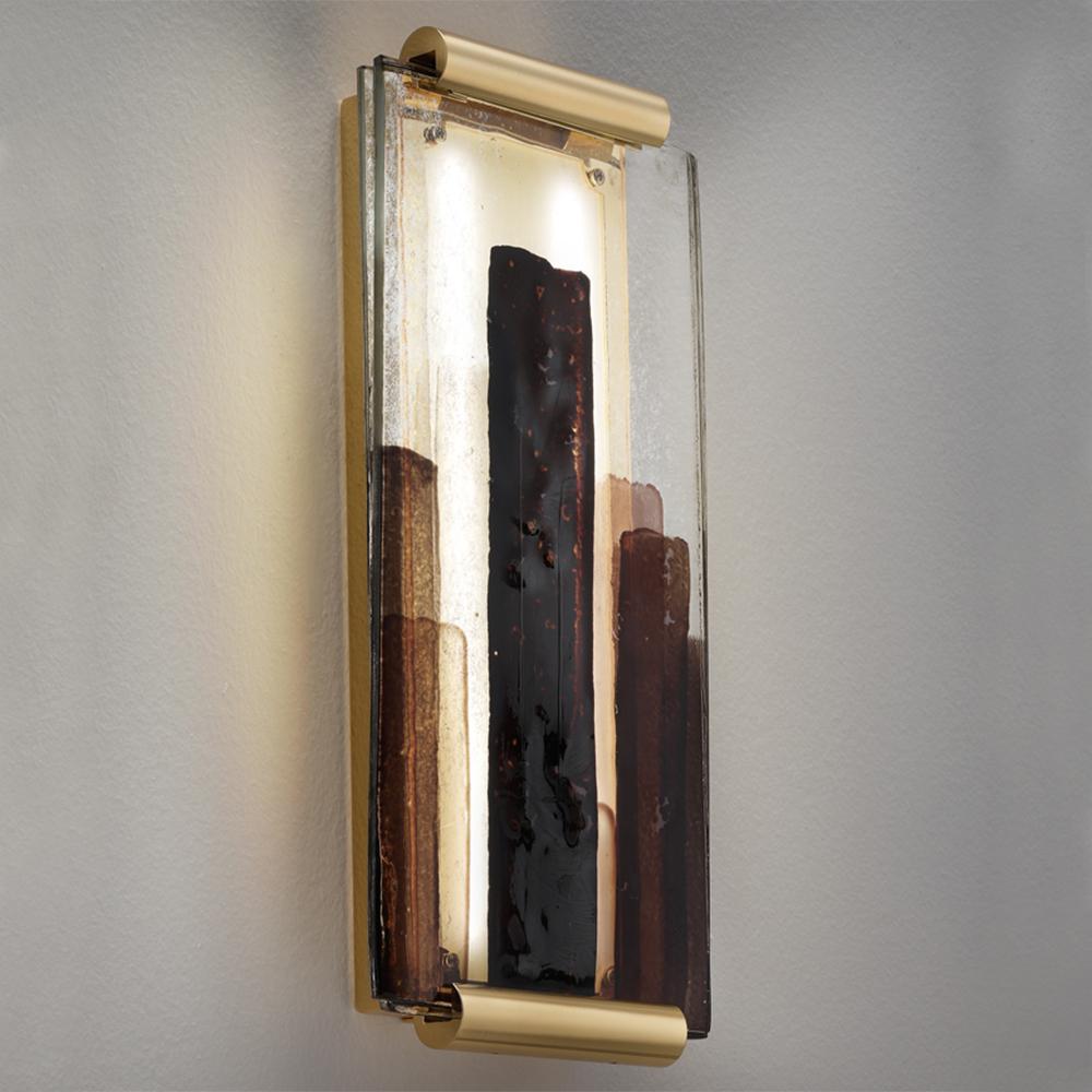 Lampada da parete Alenka Glass con parte anteriore a 2 strati di vetro cotto ornata da una decorazione brunita
colori su vetro trasparente argentato sul retro. Placca a muro in ottone massiccio lucidato
finitura. Lampada da parete con luce a led.
