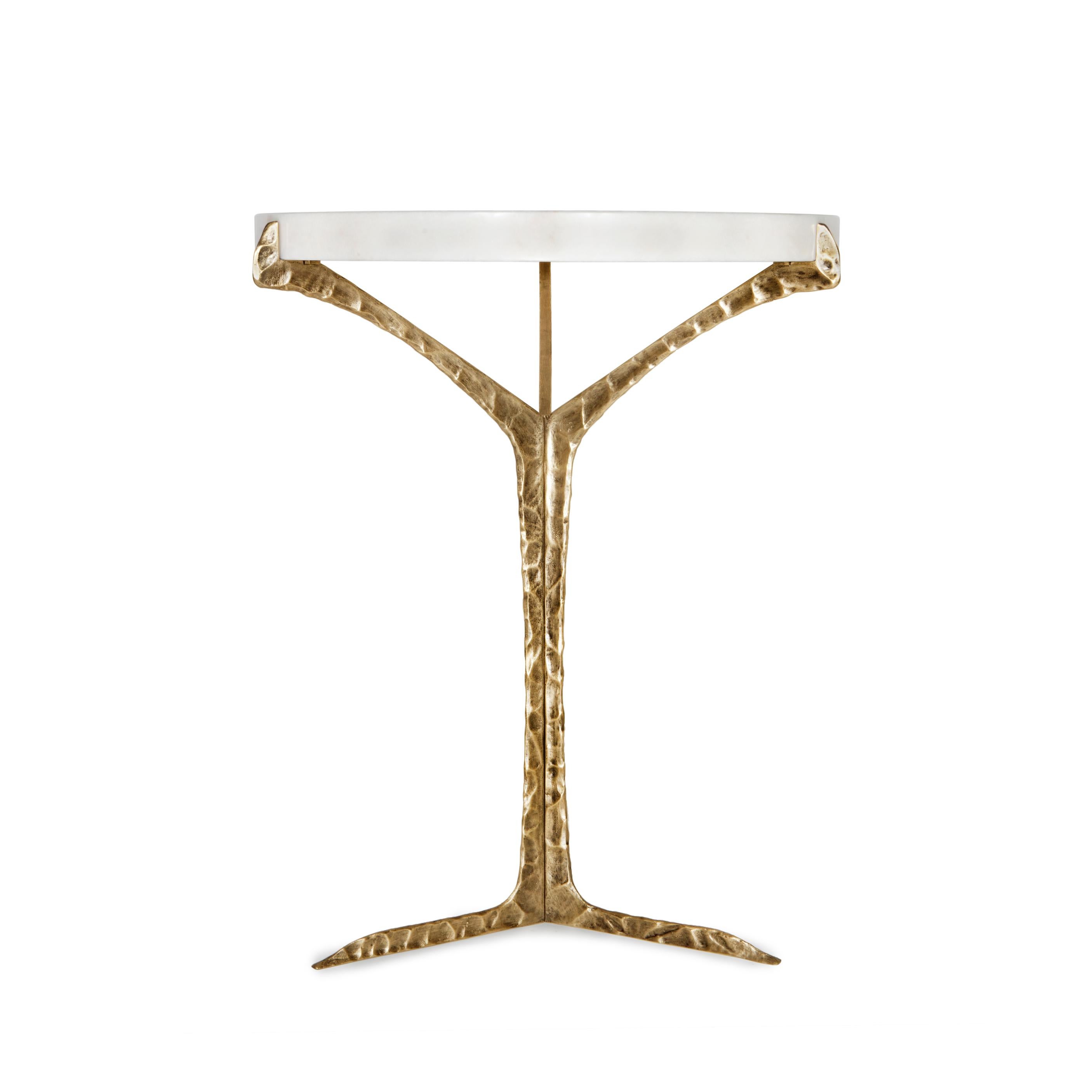 Alentejo side table is a glimpse over the South of Portugal where thousands of cork oaks trees raise their canopies to the sky.
Resembling the typical trees that spread across the horizon with their canopies gracefully balanced above the ground,