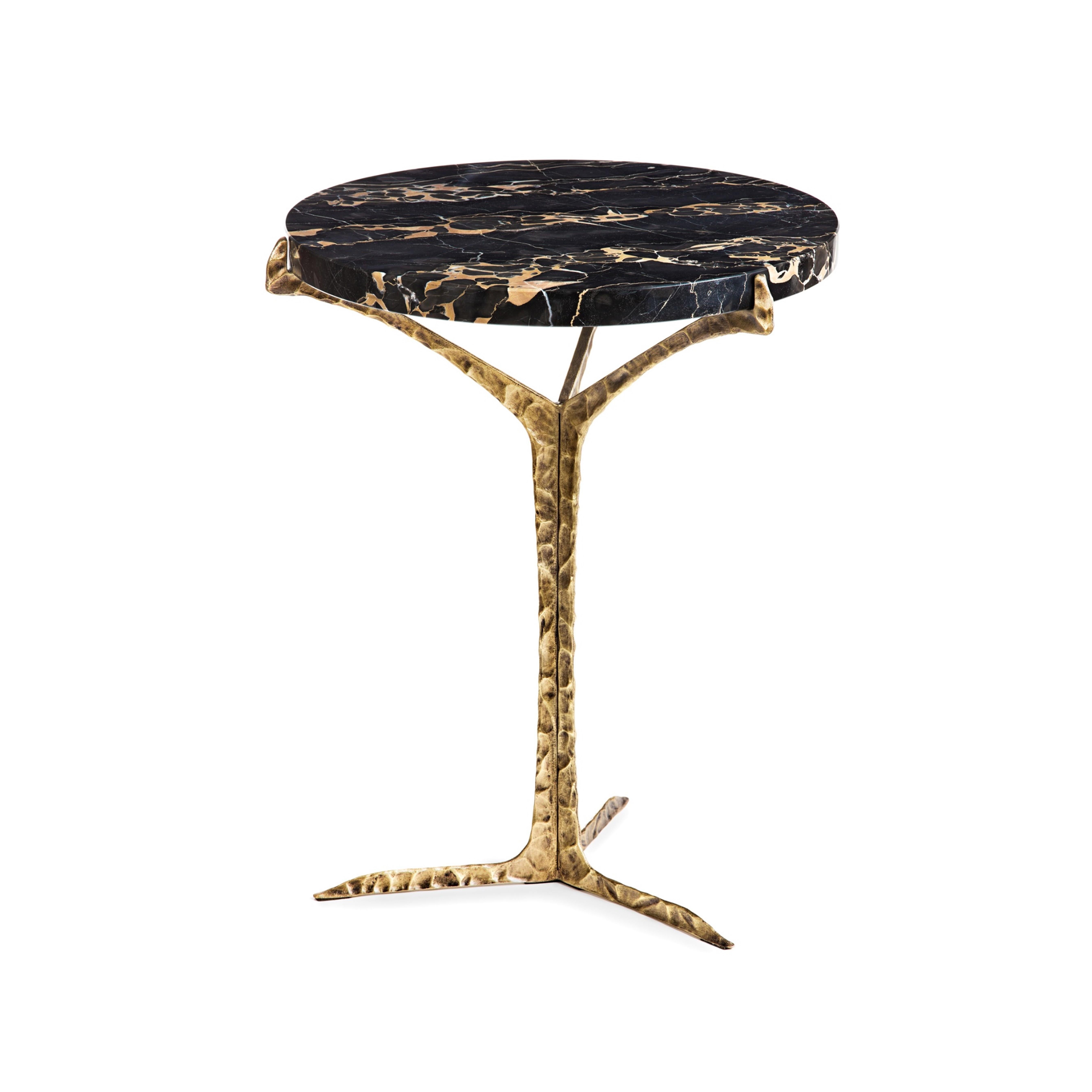 Alentejo side table is a glimpse over the South of Portugal where thousands of cork oaks trees raise their canopies to the sky.
Resembling the typical trees that spread across the horizon with their canopies gracefully balanced above the ground,