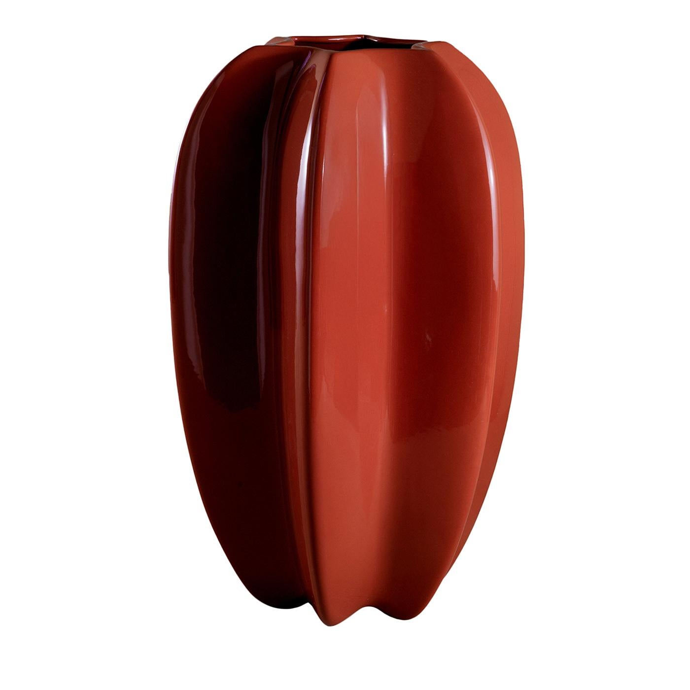 Un design accattivante di Marioni LAB, questo vaso in ceramica smaltata ricorda un bocciolo allungato che non vuole sbocciare. Definito da profonde scanalature che si ripetono a ritmo regolare, il generoso corpo in ceramica vanta una ricca finitura