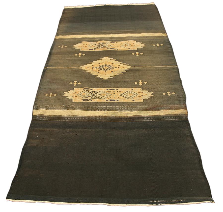 Ce rare textile d'Elegradition de Syrie, d'une grande sobriété, mesure 46 × 98 cm et représente les arts textiles traditionnels de la région du Levant, spécifiquement liés à la position historique d'Elegradition en tant que carrefour commercial et