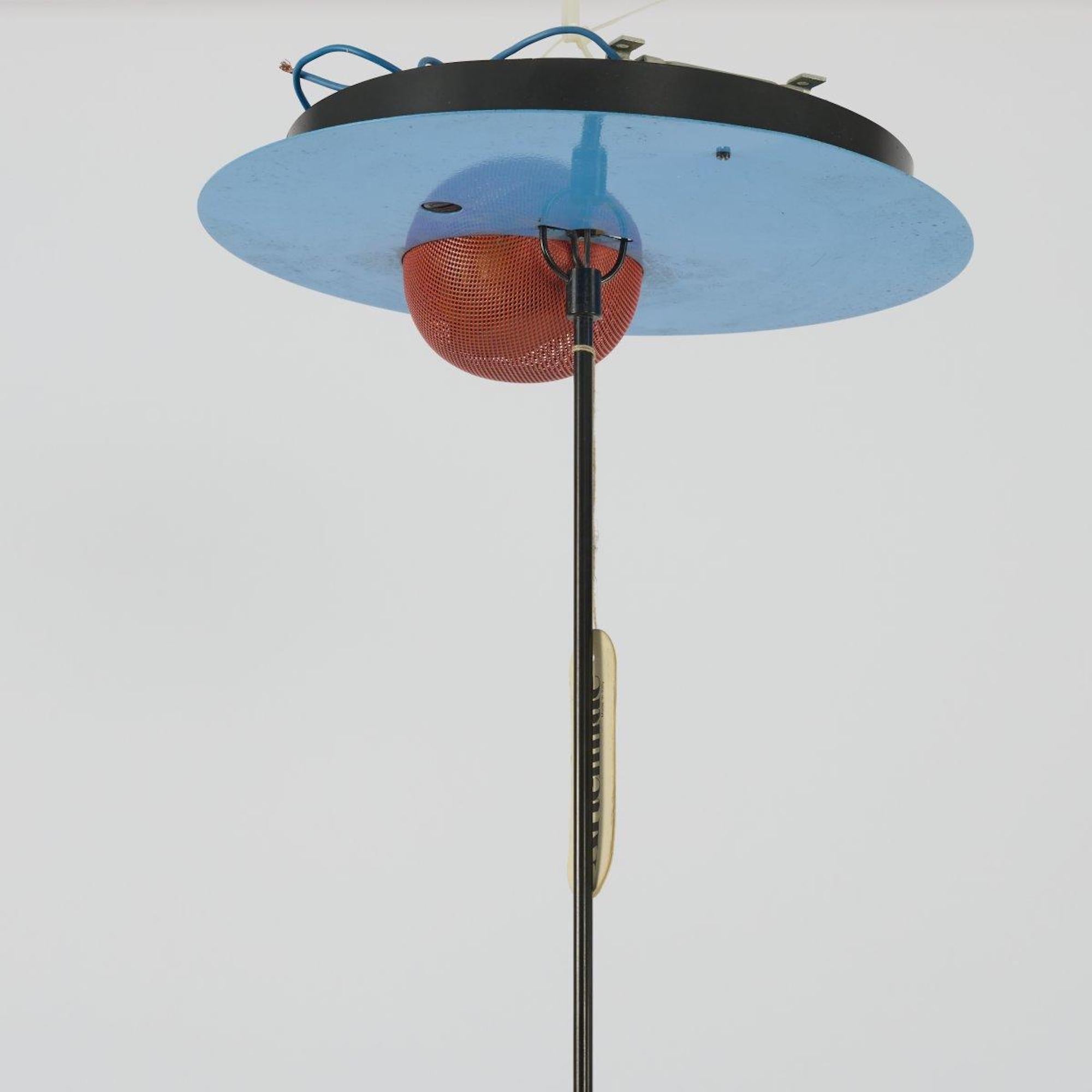 Le plafonnier Alesia a été conçu par Carlo Forcolini en 1981.

H. 108 cm (min.) (extensible), Ø 32 cm.

Fabriqué par Artemide, Milan. Métal tubulaire, tôle peinte en rouge, bleu et noir, grillage métallique peint en rouge. Label : autocollant du