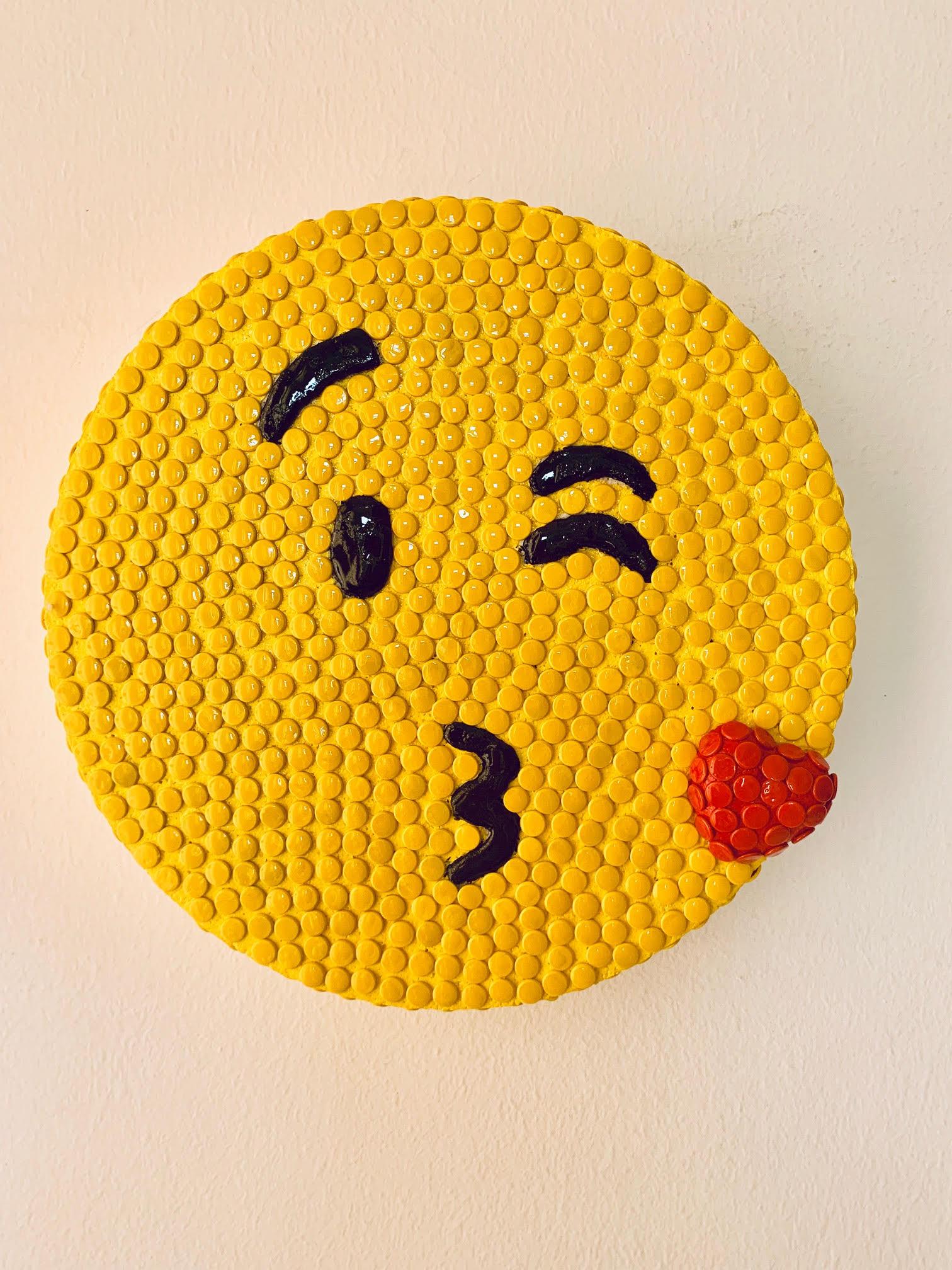 Alessandra Pierelli Figurative Sculpture - Kiss Emoji