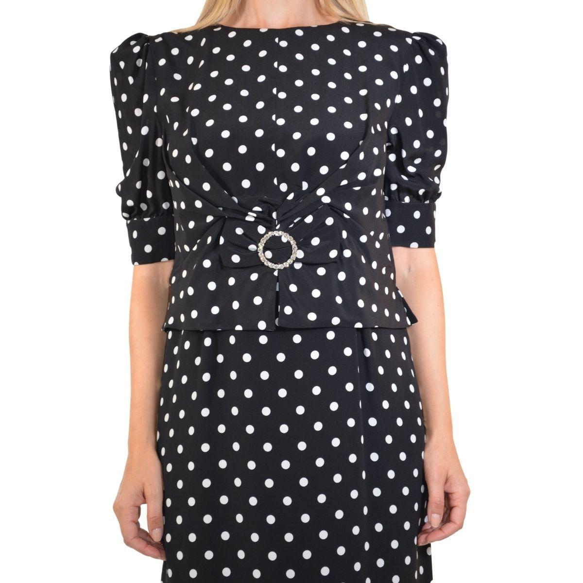 Black silk polka dot fitted dress
Round neck
Back zip fastening
Short sleeves
Belted waist
Rear central vent
Mid-length.
Composition: Silk 100%
Lining: Polyamide 100%, Cupro 100%
Made in Italy
