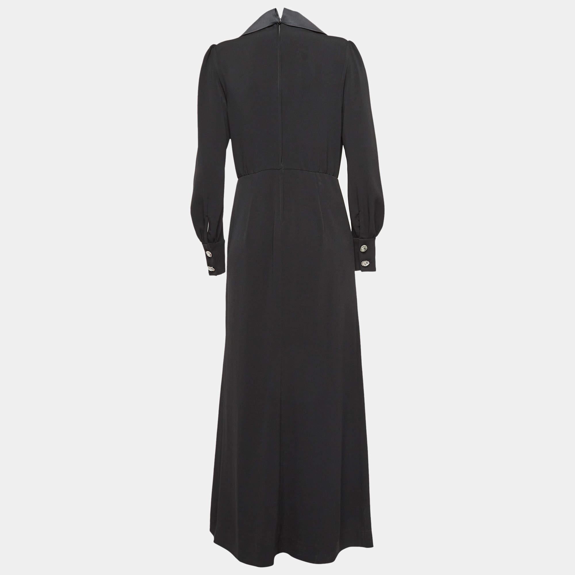 Prova la gioia di una sartoria esperta con questo abito firmato da donna. Realizzato meticolosamente  offre una vestibilità impeccabile e dettagli di lusso.  garantendo un comfort ineguagliabile. Questa splendida creazione eleverà il tuo stile senza