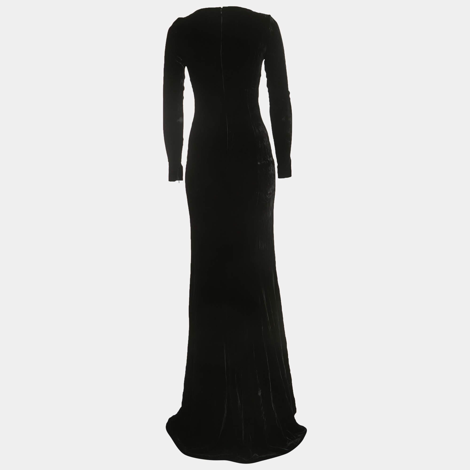 Resplendent, elegant, and gorgeous, this gown defines it all. Flaunting a floor-length silhouette, this gown is beautified using stunning details and a stylish neckline. Wear it with statement accessories and a defining clutch.

