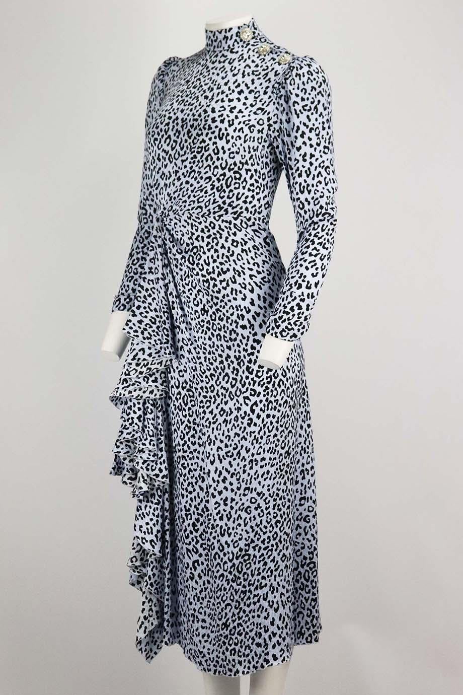 Questo abito midi di Alessandra Rich è realizzato in leggero raso di seta con una stampa leopardata, un'elegante scollatura alta, maniche blouson e un dettaglio con bottoni impreziositi da cristalli sulla spalla. Seta nera e blu. Chiusura con zip