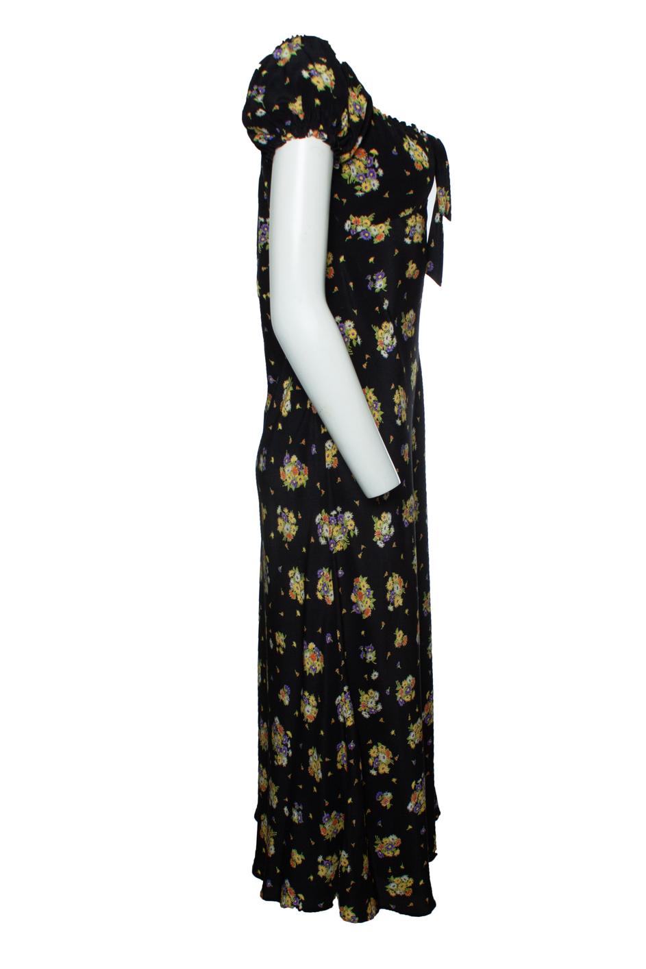 Alessandra Rich, maxivestido con estampado floral sin hombros. El artículo está en muy buen estado. 

ESTADO: muy buen estado

TALLA: IT46 - L

MEDIDAS: largo 121 cm, ancho 43 cm, cintura 38 cm

MATERIAL: 100% seda

CUIDADO: limpieza en seco

COLOR: