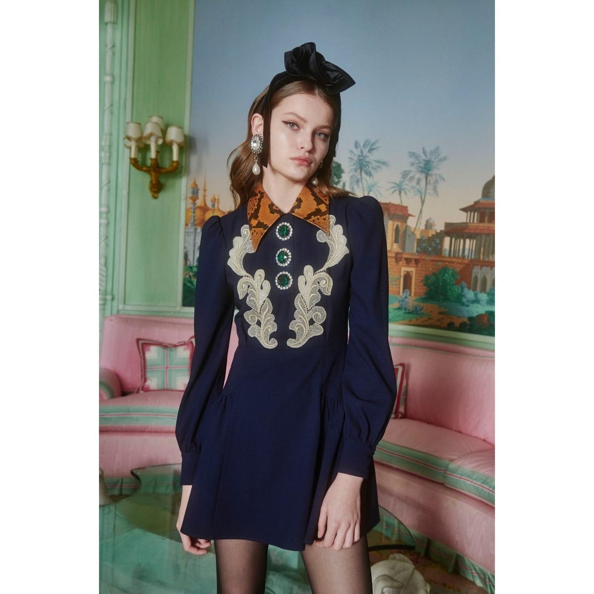Dieses Minikleid von Alessandra Rich ist die perfekte Mischung aus Vintage und Schick. Aus Wolle gefertigt und mit einem Lederkragen mit Pythonprint versehen, ist dieser Mini für jede Gelegenheit geeignet. Die Makramee-Details und die Schmuckknöpfe