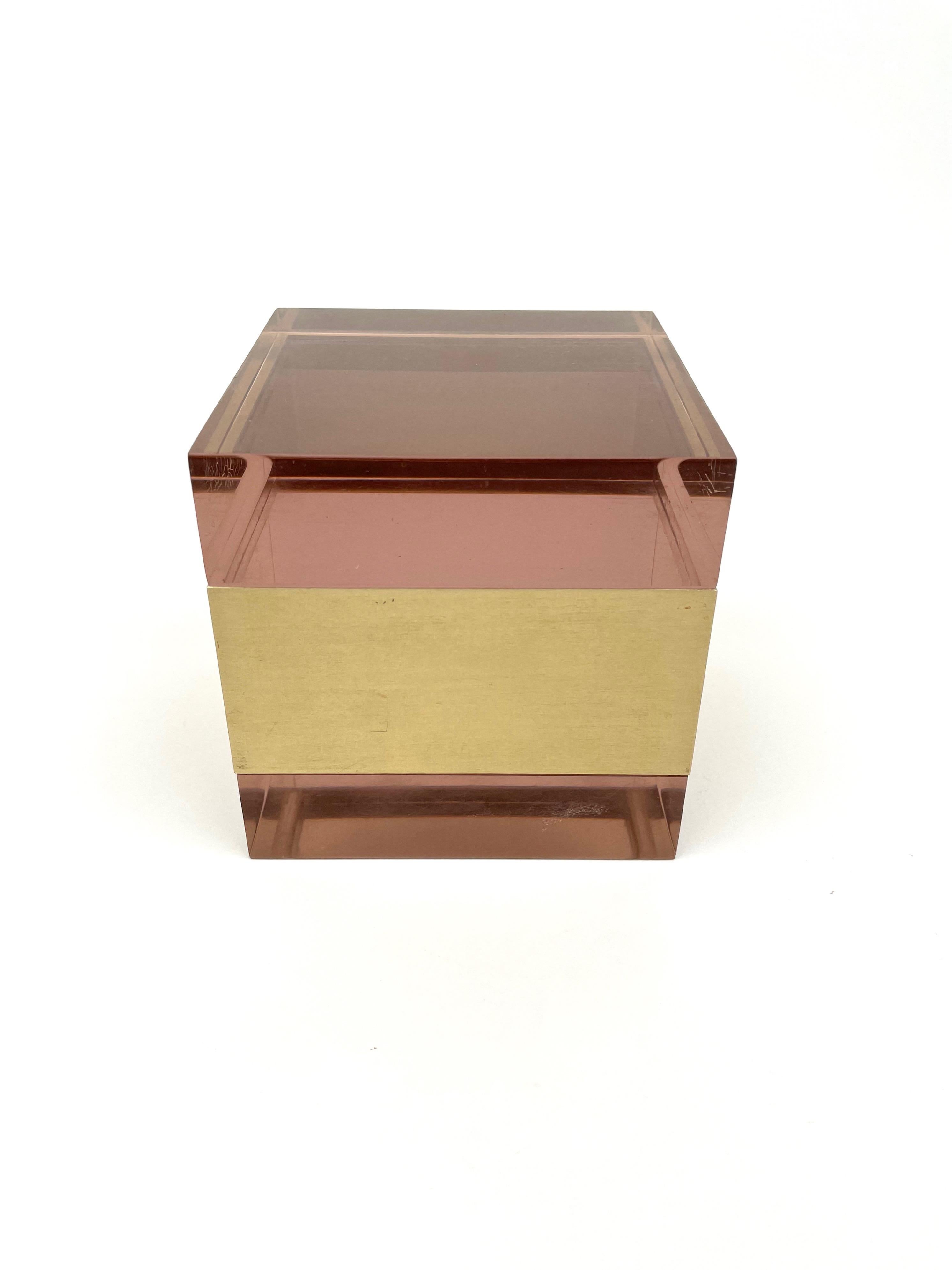 Alessandro Albrizzi Caja cúbica de lucita violeta y metal dorado, Italia, años 70 en venta 7