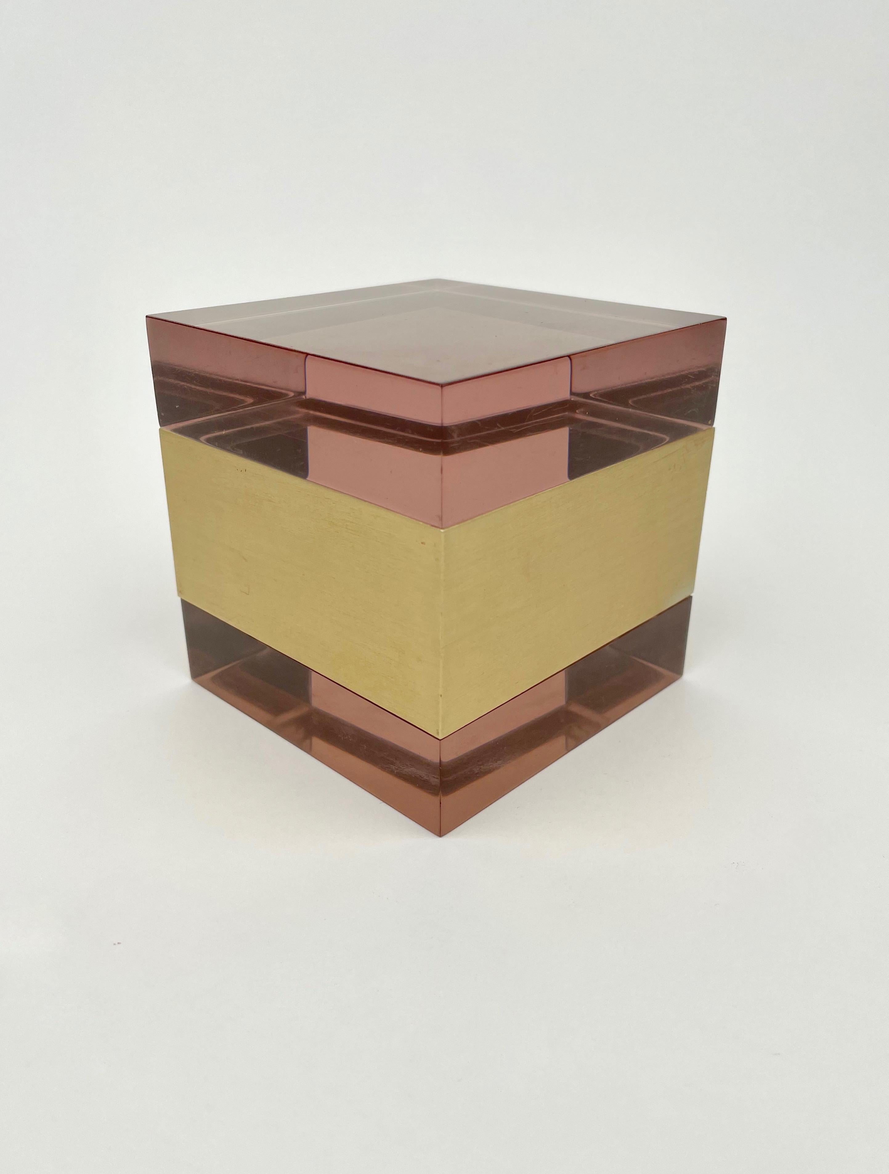 Mid-Century Modern Alessandro Albrizzi Cube Box in Purple Lucite and Gold Metal, Italy, 1970s For Sale