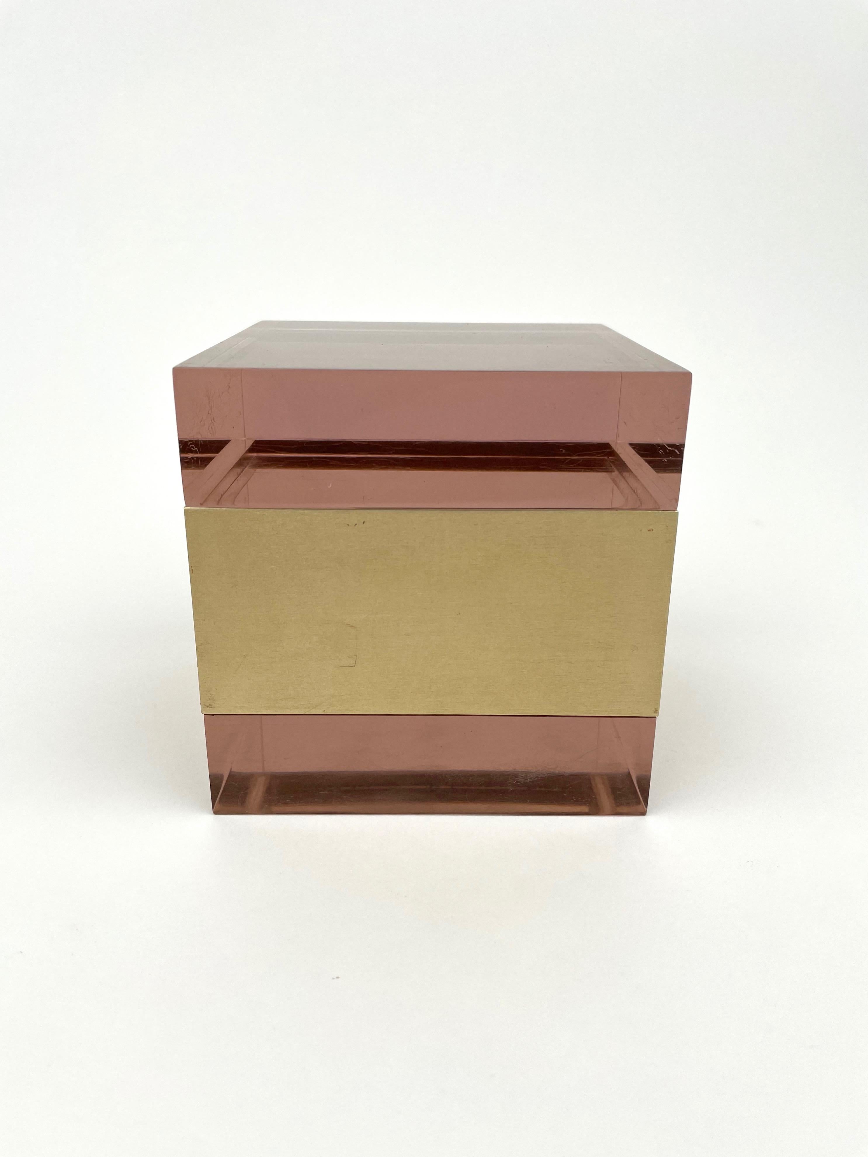 Alessandro Albrizzi Caja cúbica de lucita violeta y metal dorado, Italia, años 70 Italiano en venta