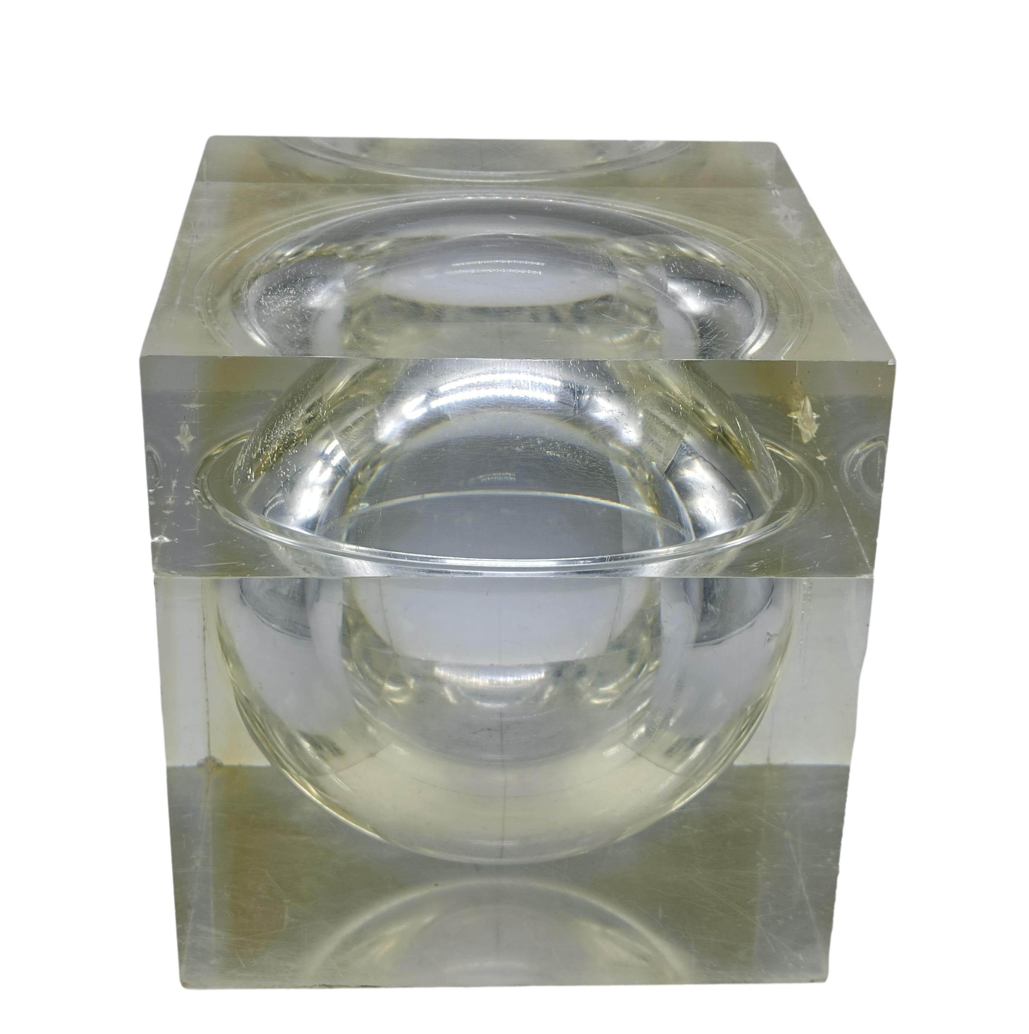 Cubo in plexiglass/lucite di Alessandro Albrizzi elegante elemento decorativo degli anni '70. 
Il cubo si apre e all'interno troviamo una parte sferica concava adatta a contenere piccoli oggetti. usato come secchiello per il ghiaccio o contenitore.