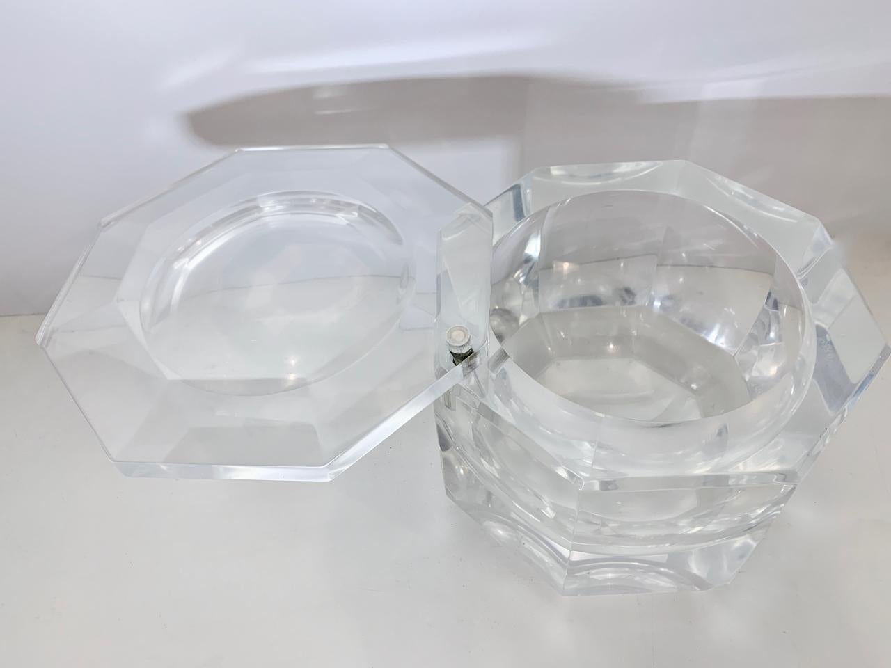 Alessandro Albrizzi Faceted Lucite Ice Bucket, circa 1970 In Good Condition In Bainbridge, NY