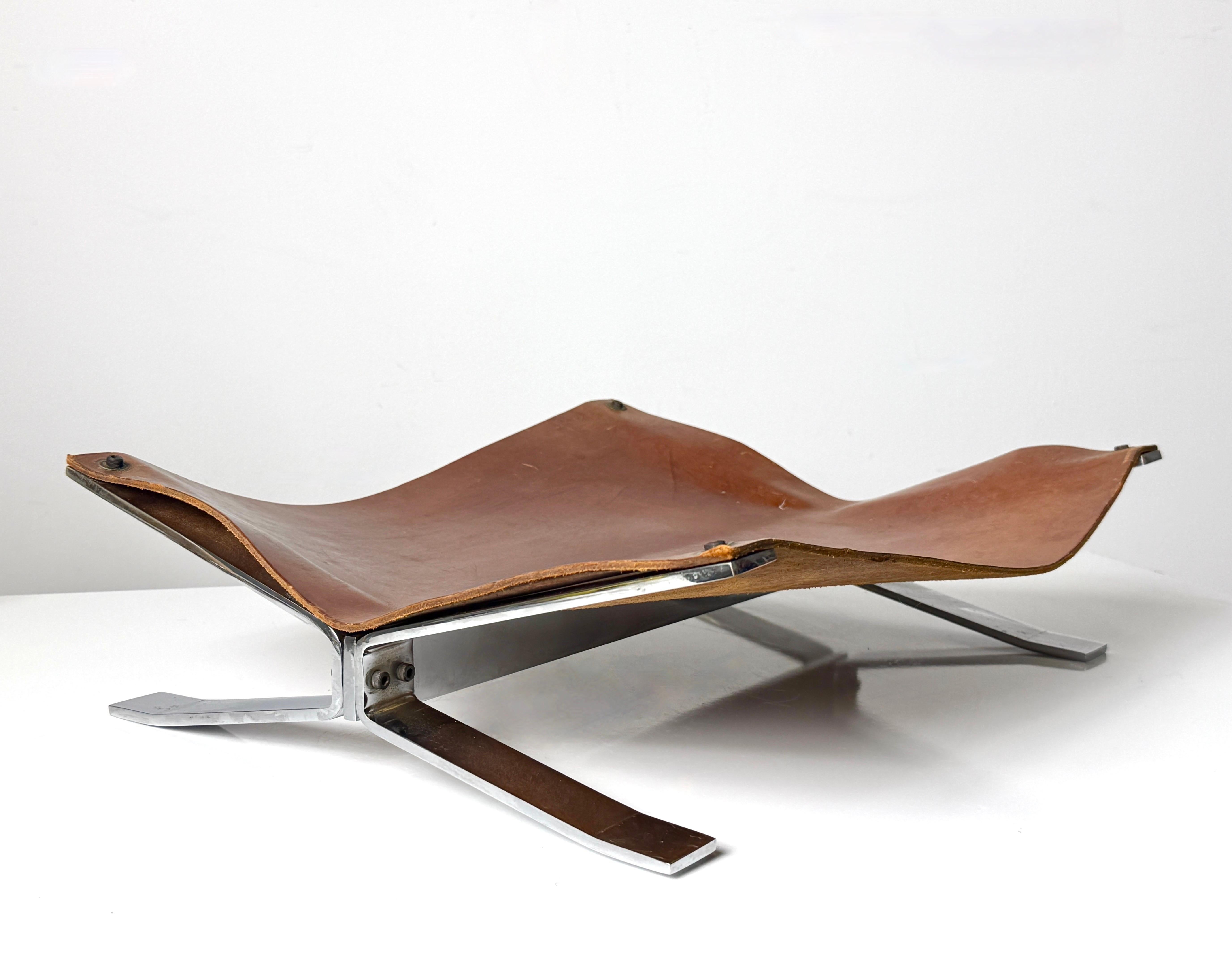 Portarrollos o revistero arquitectónico de Alessandro Albrizzi
Italia, alrededor de 1960

Soporte de cuero de silla de montar marrón sobre una base en X de acero cromado
Pátina original

18 pulgadas de ancho
15,5 pulgadas de profundidad
5 pulgadas