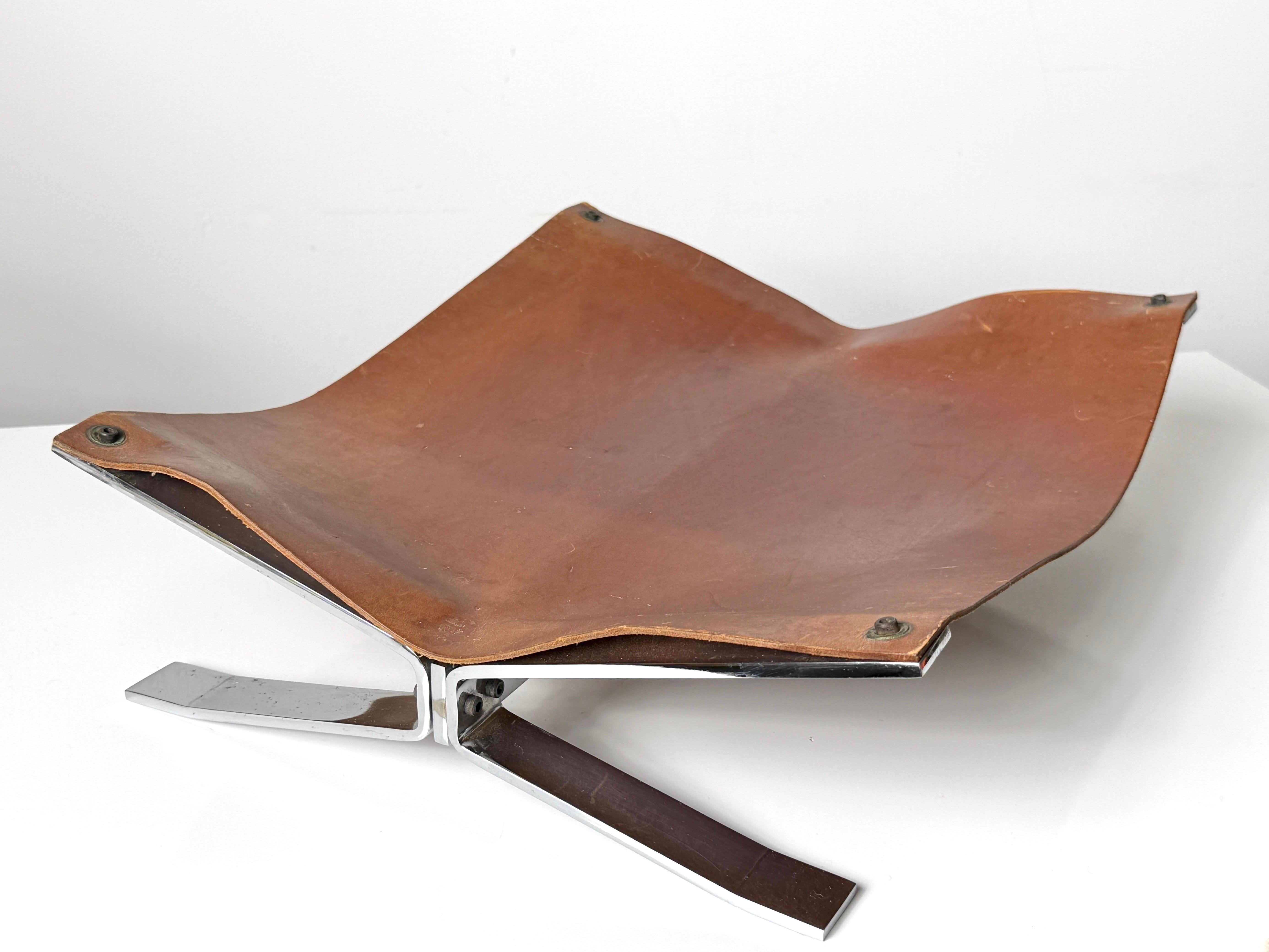 Alessandro Albrizzi Leñero o revistero de cuero y cromo Italia Años 60 Acero en venta