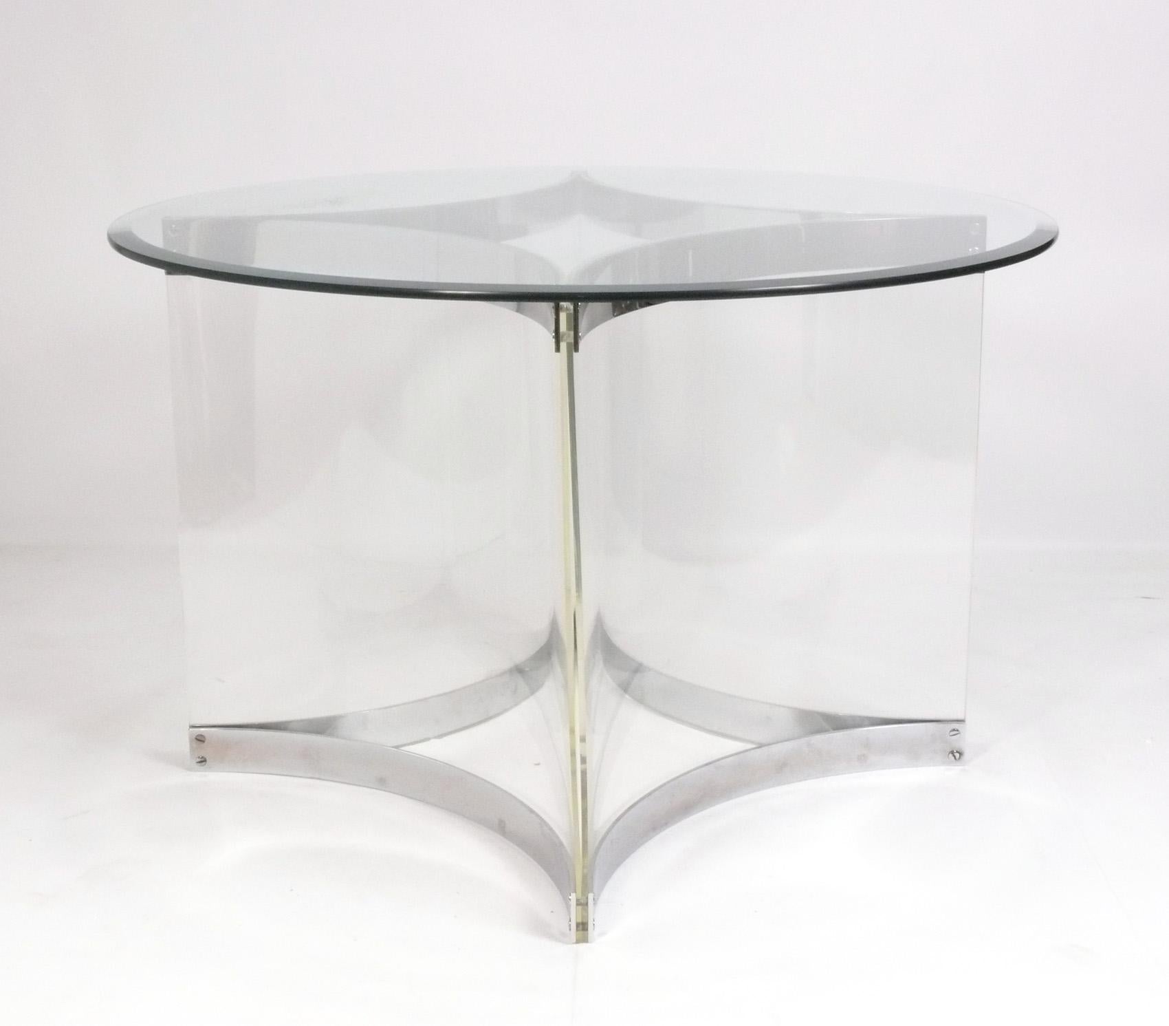 Sculpturale table de salle à manger italienne en lucite et en chrome, conçue par Alessandro Albrizzi, Italie, vers les années 1970. La base est suffisamment solide pour accueillir un plateau plus grand si vous avez besoin d'une table de salle à