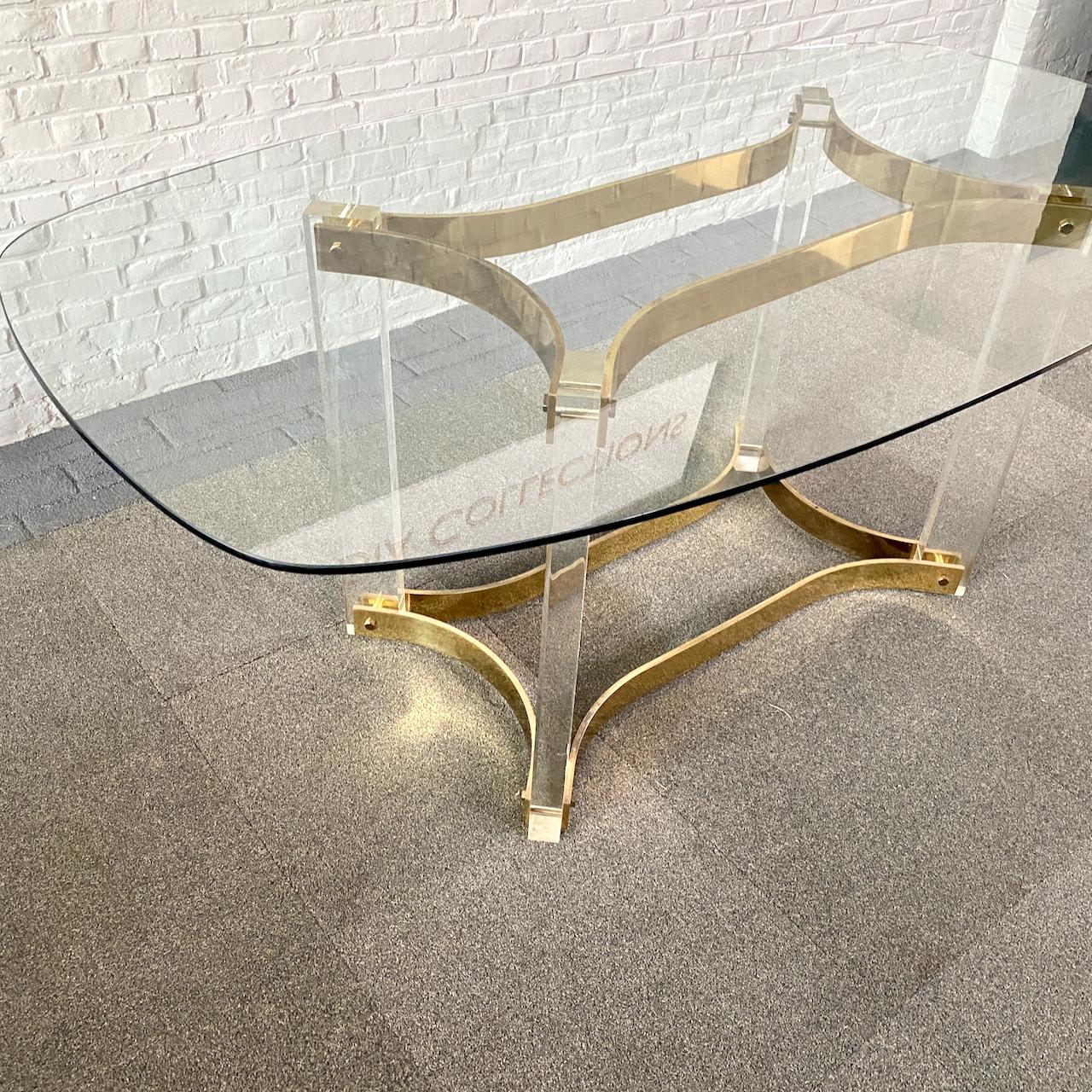 ALESSANDRO ALBRIZZI DINING TABLE - LUCITE & BRASS - 1970'S

Exquisite dining room table by Italian Baron Alessandro Albrizzi (1934-1994).
The 4 thick lucite columns are joined together with solid brass curved panels;
supporting a clear glass