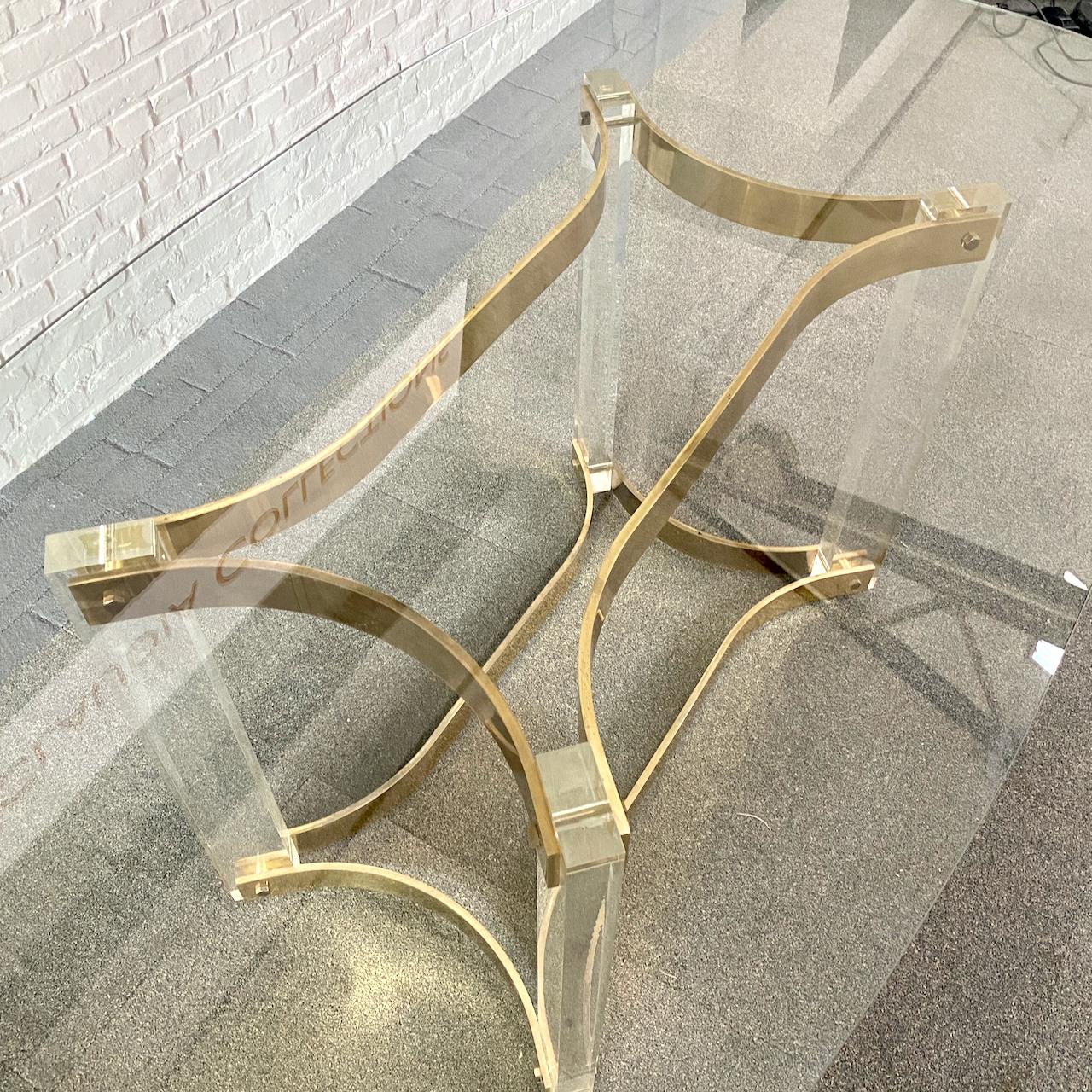Italian Alessandro Albrizzi lucite & brass dining room table - Hollywood Regency For Sale