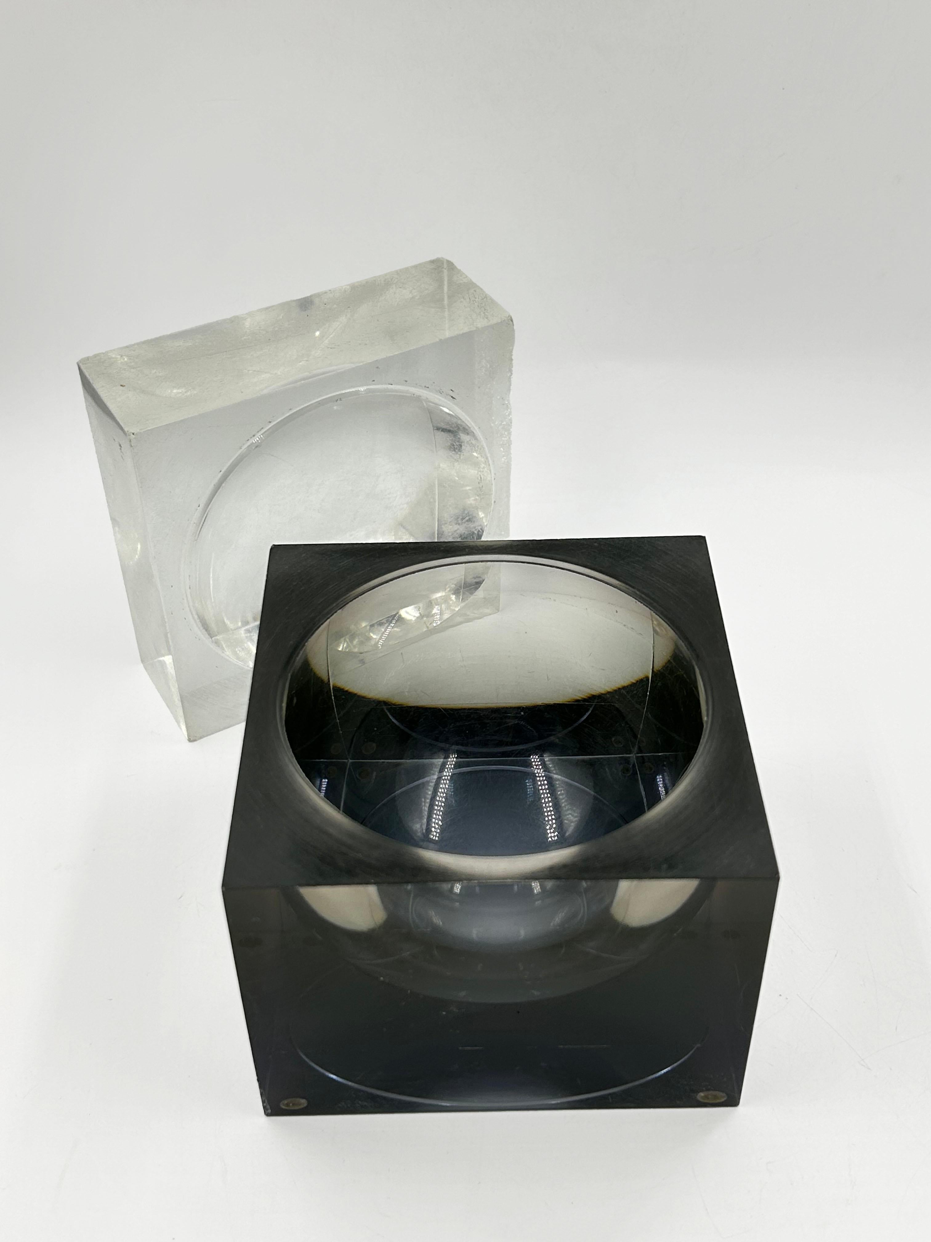 Alessandro Albrizzi Lucite Cube, Italy 1970s In Good Condition For Sale In Autonomous City Buenos Aires, CABA
