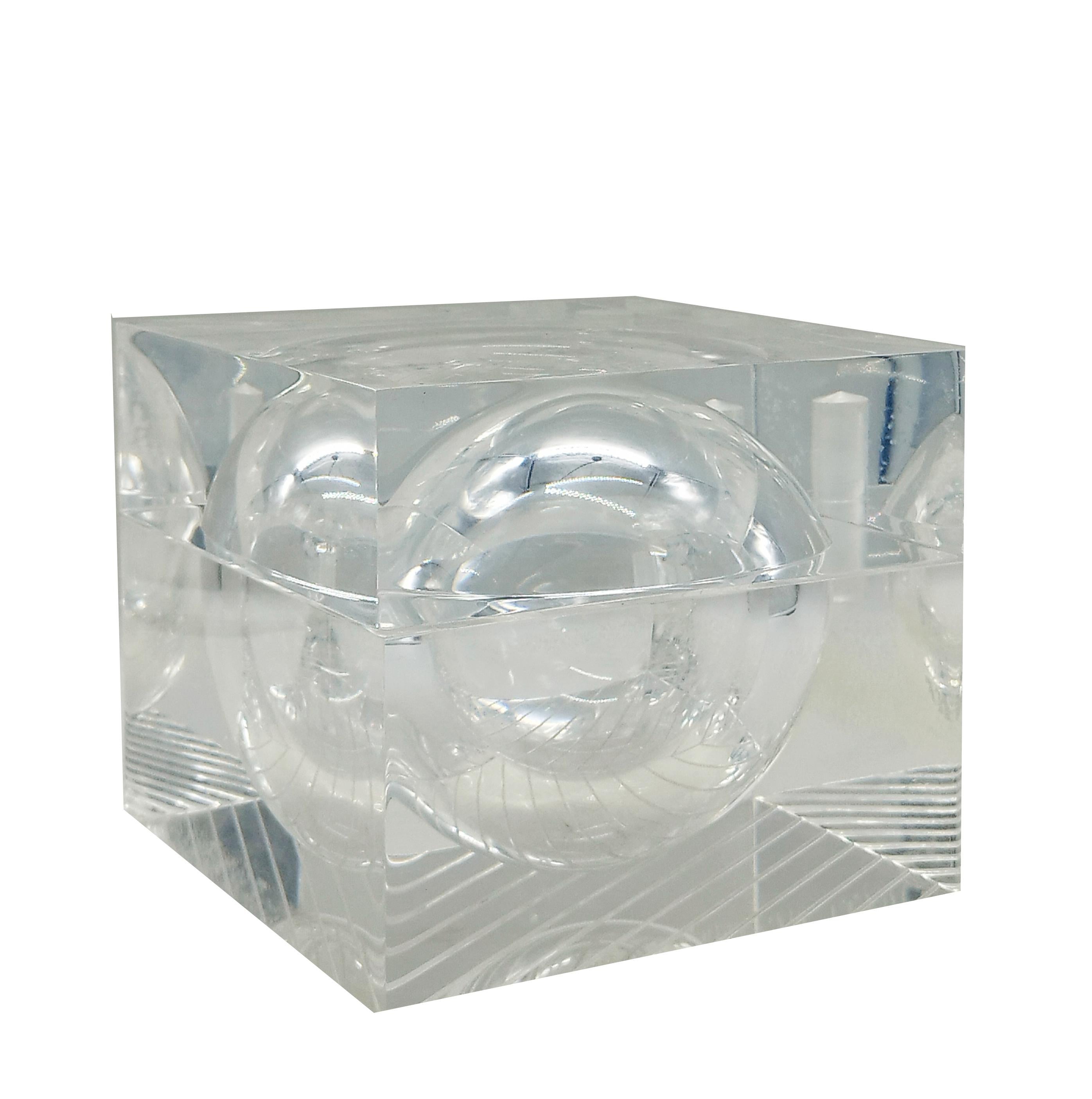 Cube made of transparent glossy plexiglass by Alessandro Albrizzi in the 1970s.  The cube is an elegant decorative element from the 1970s and can serve several functions. It can be placed in a desk as a decorative element and as an object or cigar