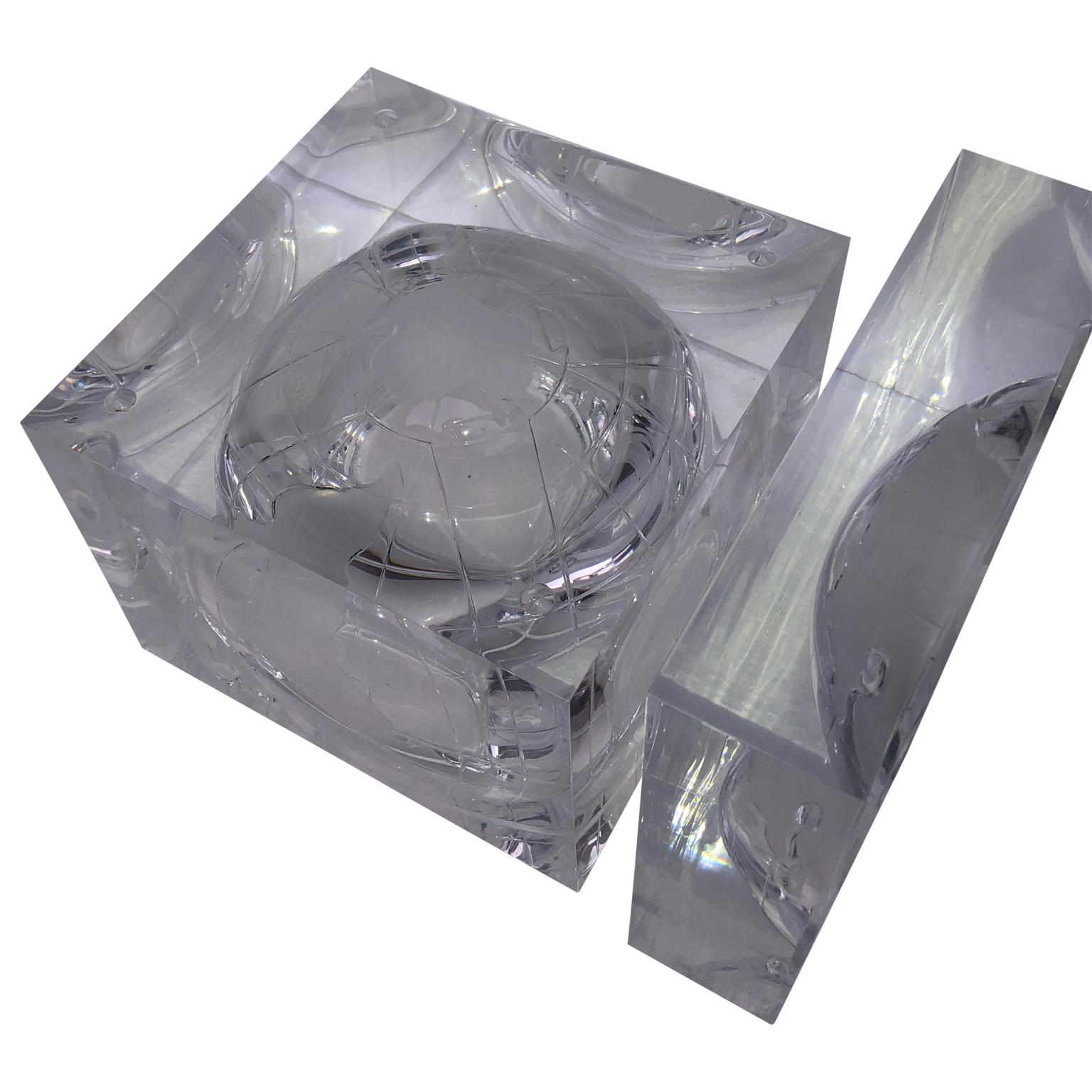 Alessandro Albrizzi Lucite World Globe Form Ice Bucket, Vintage Mid-Century In Good Condition In Haddonfield, NJ