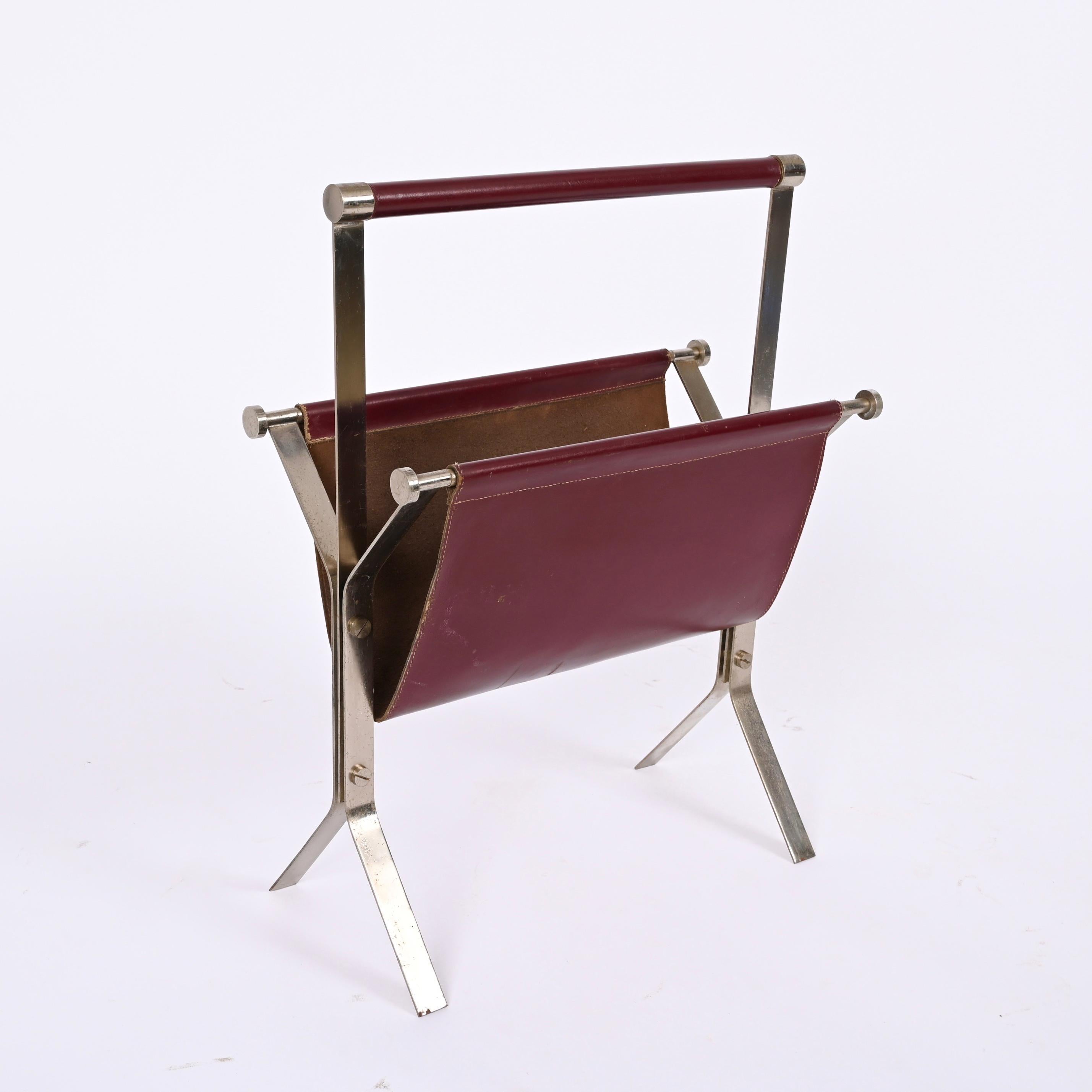 Alessandro Albrizzi Midcentury Chromed Steel and Red Leather Magazine Rack 1970s In Good Condition For Sale In Roma, IT