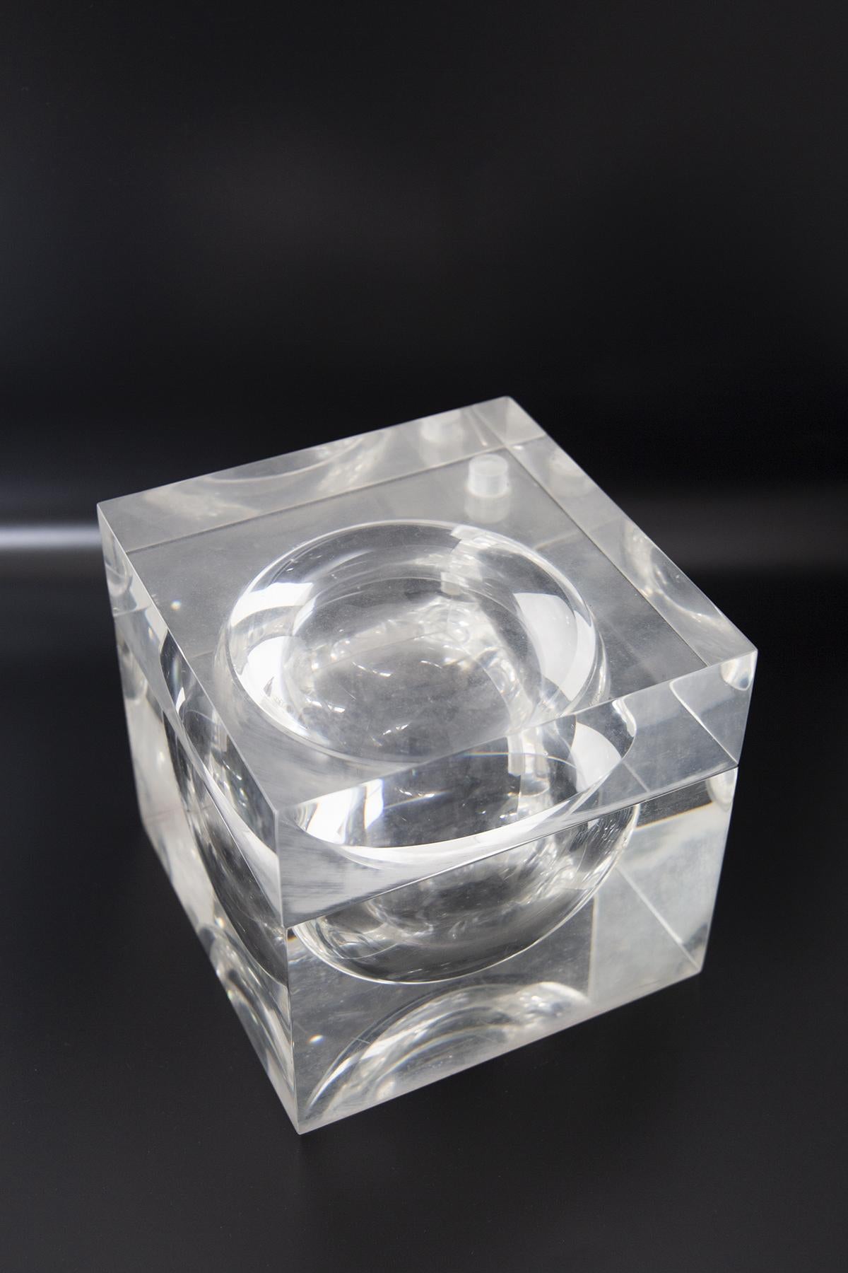 Eccentric Italian modernist cube by Alessandro Albrizzi from the 1970s. The cube is made of very thick transparent plexiglass or lucida. The cube is an elegant decorative element from the 1970s and can serve several functions . It can be placed in a