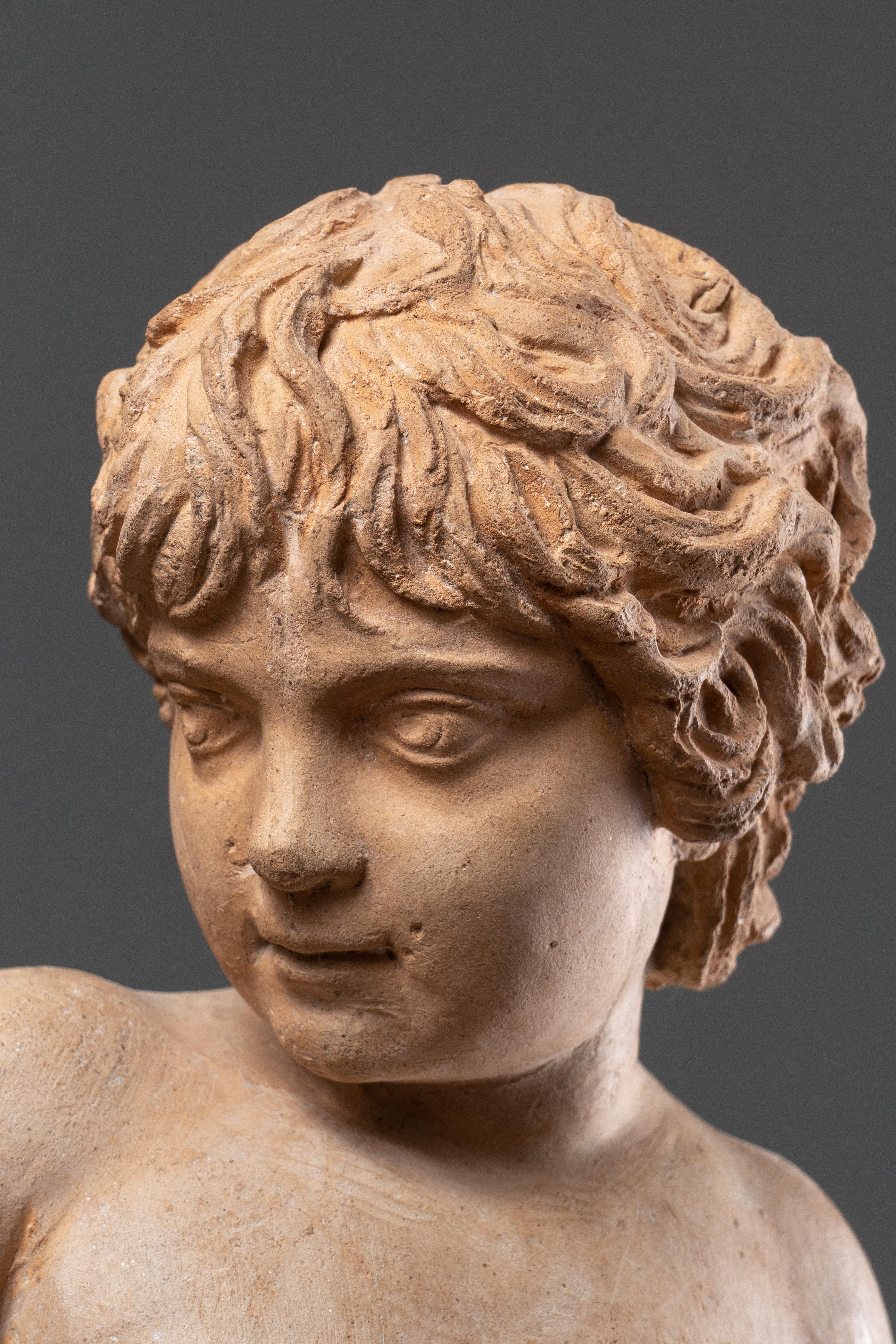 Dopo Alessandro Algardi (Bologna, 1585 - Roma, 1654)
GIOVANNI ERCOLE, Italia, XVIII secolo
terracotta
44 x 25 x 25 cm
17 1/4 x 9 3/4 x 9 3/4 pollici

Questa bella scultura rappresenta il giovane Ercole, seduto con le gambe incrociate, che tiene