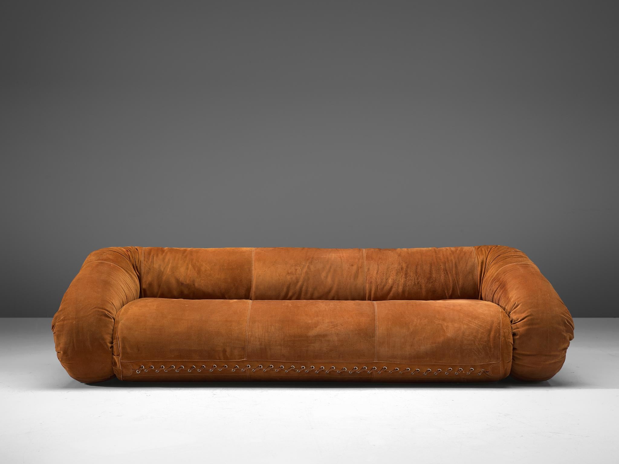 Sofa „Anfibio“ von Alessandro Becchi aus cognacfarbenem Wildleder (Moderne der Mitte des Jahrhunderts)