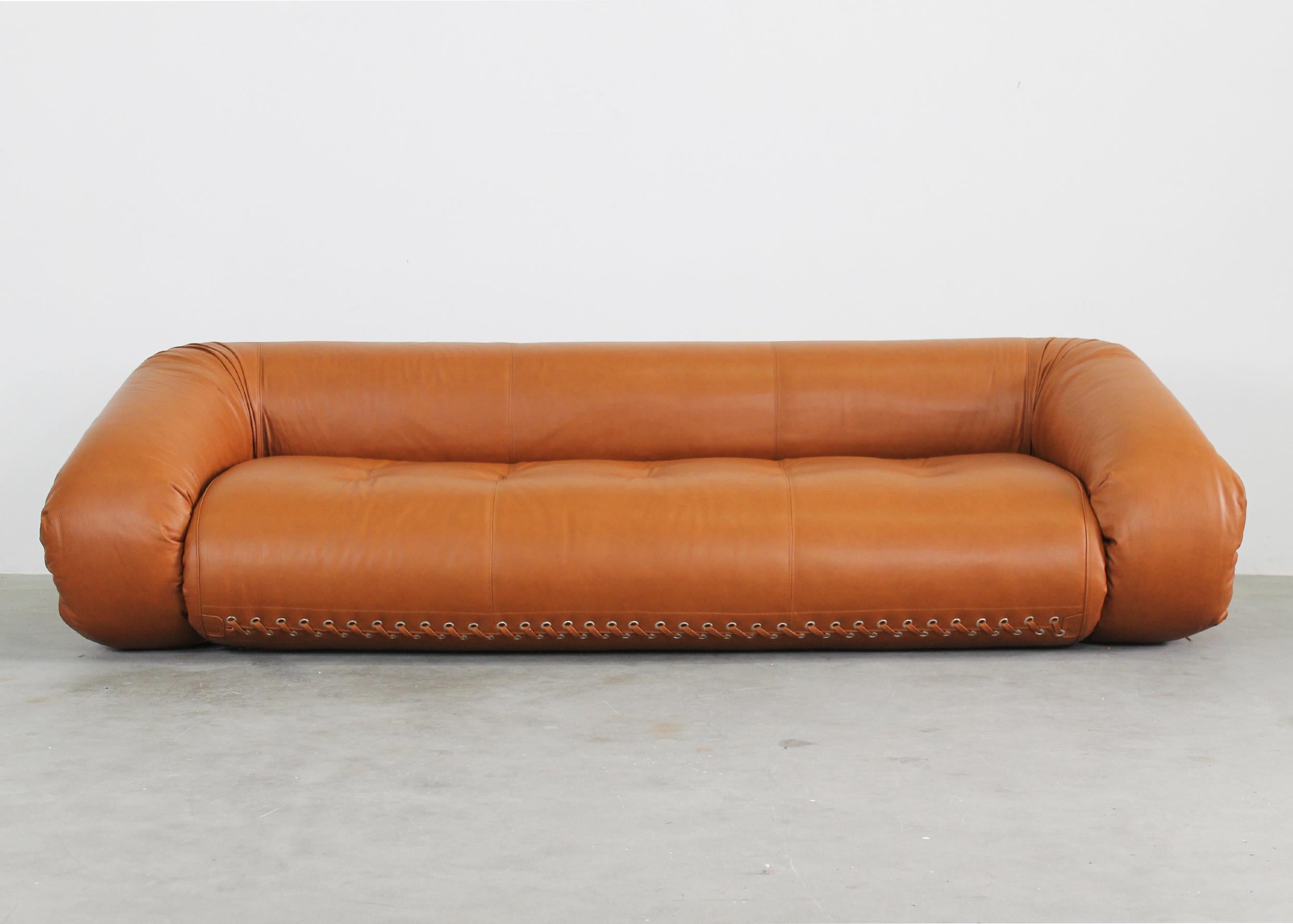 Three-seater Anfibio sofa with structure in high density polyurethane foam covered with leather and steel details. 
Designed by Alessandro Becchi and produced by Giovannetti in the 1970s. 

The mattress has the original cover in white wool.   

The