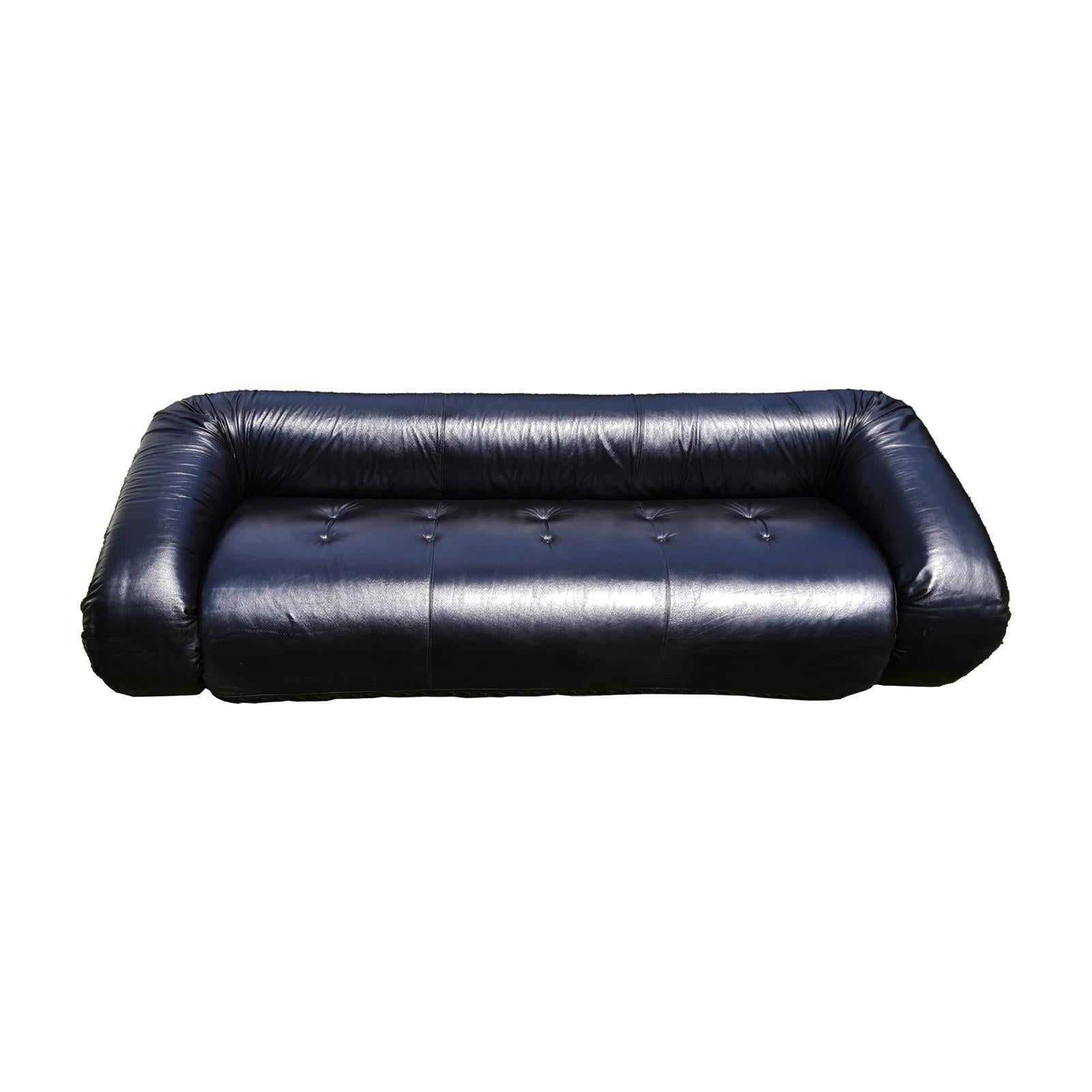 Anfibio sofa-bed by Alessandro Becchi for Giovannetti, 1972.

Fully restored and upholstered with high-quality black Italian natural leather.

Mattress upholstered with soft sheepskin wool.

The Anfibio sofa ranks among the most outstanding cult