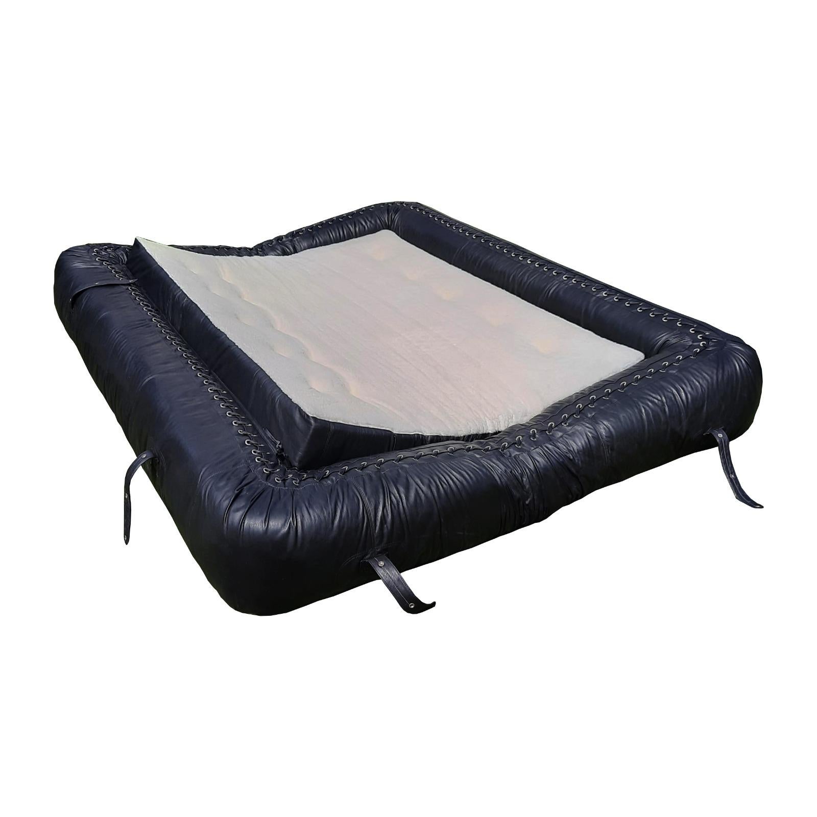 Italian Alessandro Becchi Black Leather Anfibio Three Seater Sofa for Giovannetti, 1972 For Sale