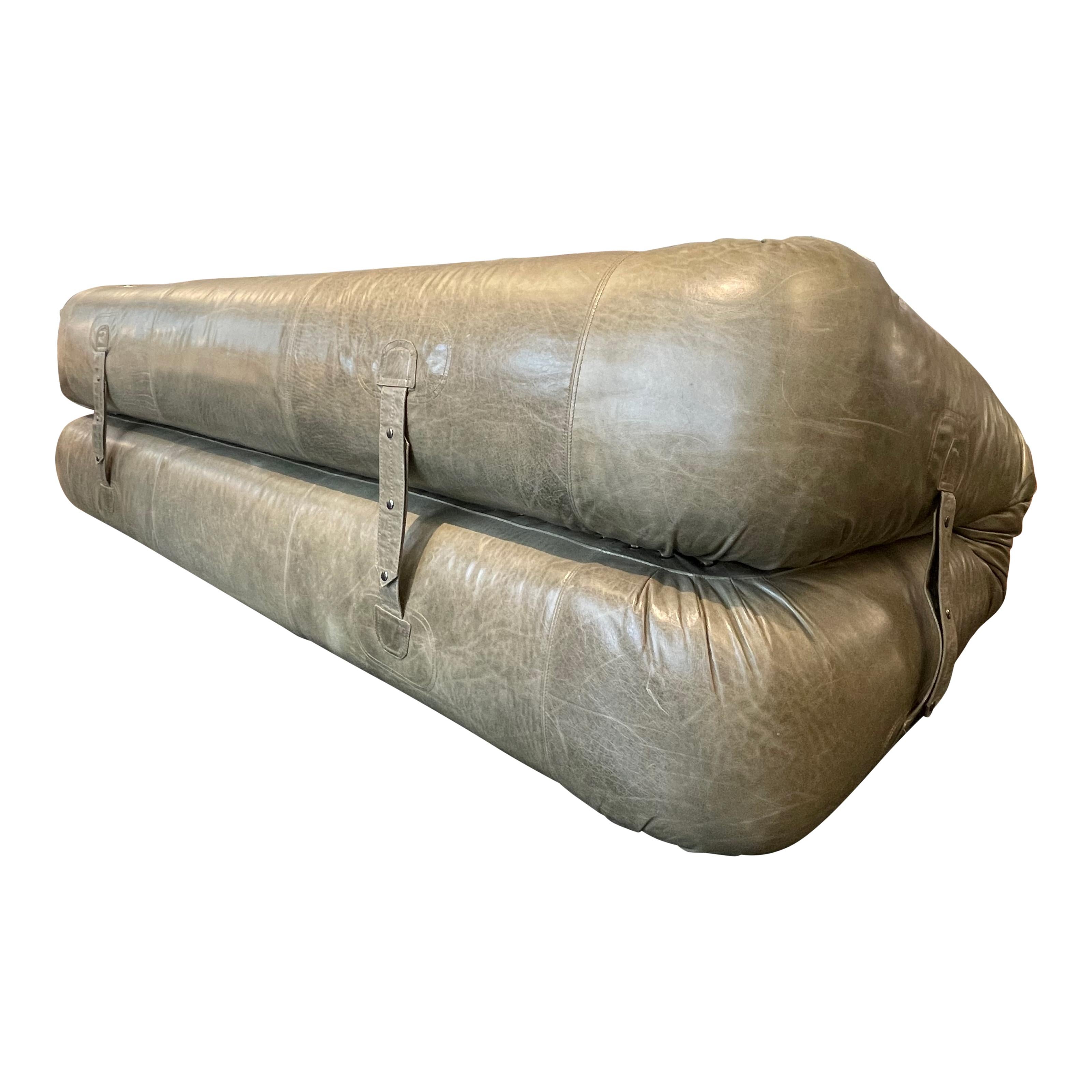 Alessandro Becchi Green Leather Anfibio Three Seater Sofa for Giovannetti, 1972 In Good Condition In Vicenza, IT