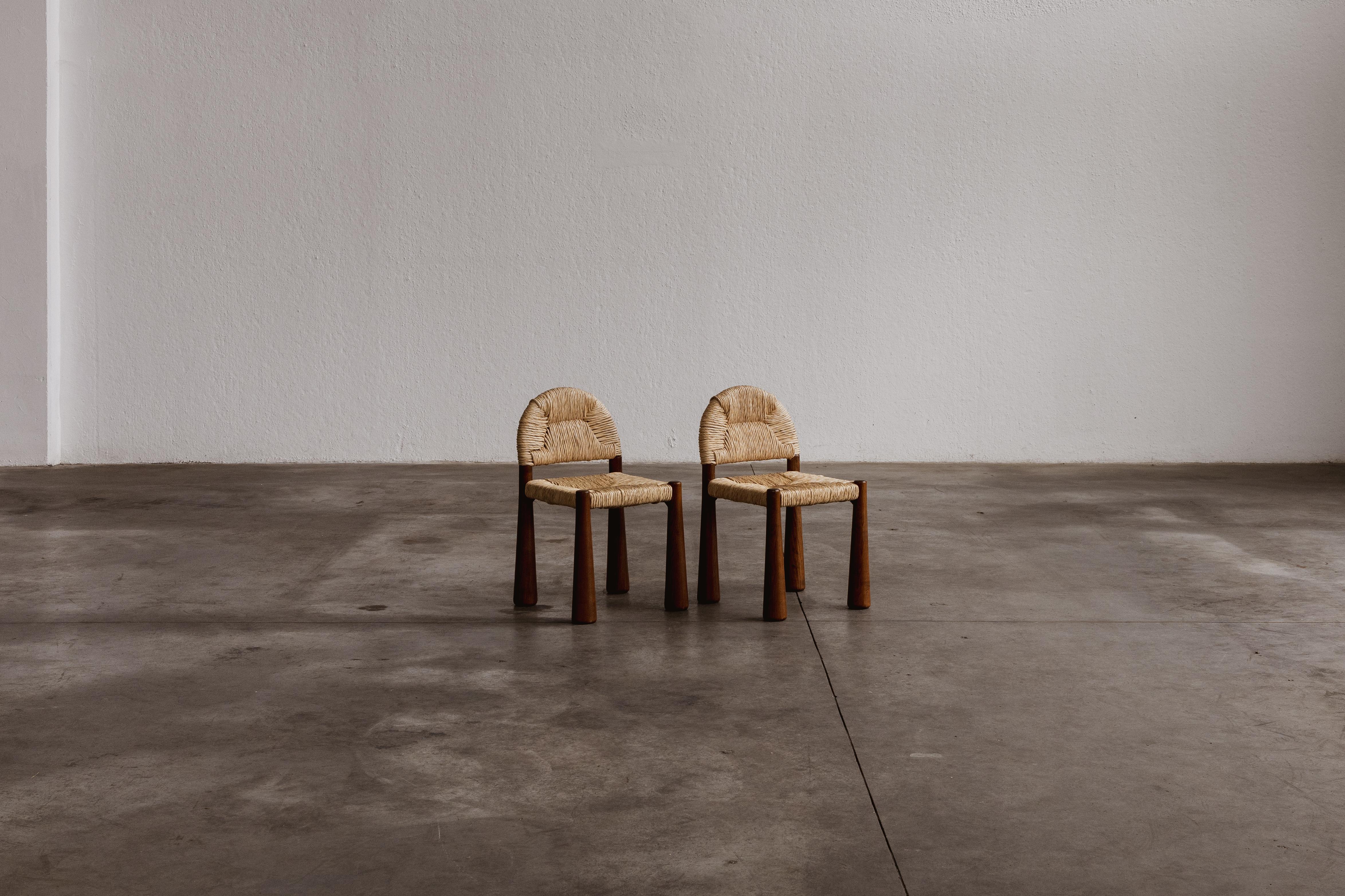 Alessandro Becchi “Toscanolla” dining chairs for Giovannetti, brown ashwood and straw, Italy, 1970, set of six.

This rare “Toscanolla” dining chair was designed by Becchi for Giovannetti in 1970. Often misspelled as “Toscanella”, the “Toscanolla”