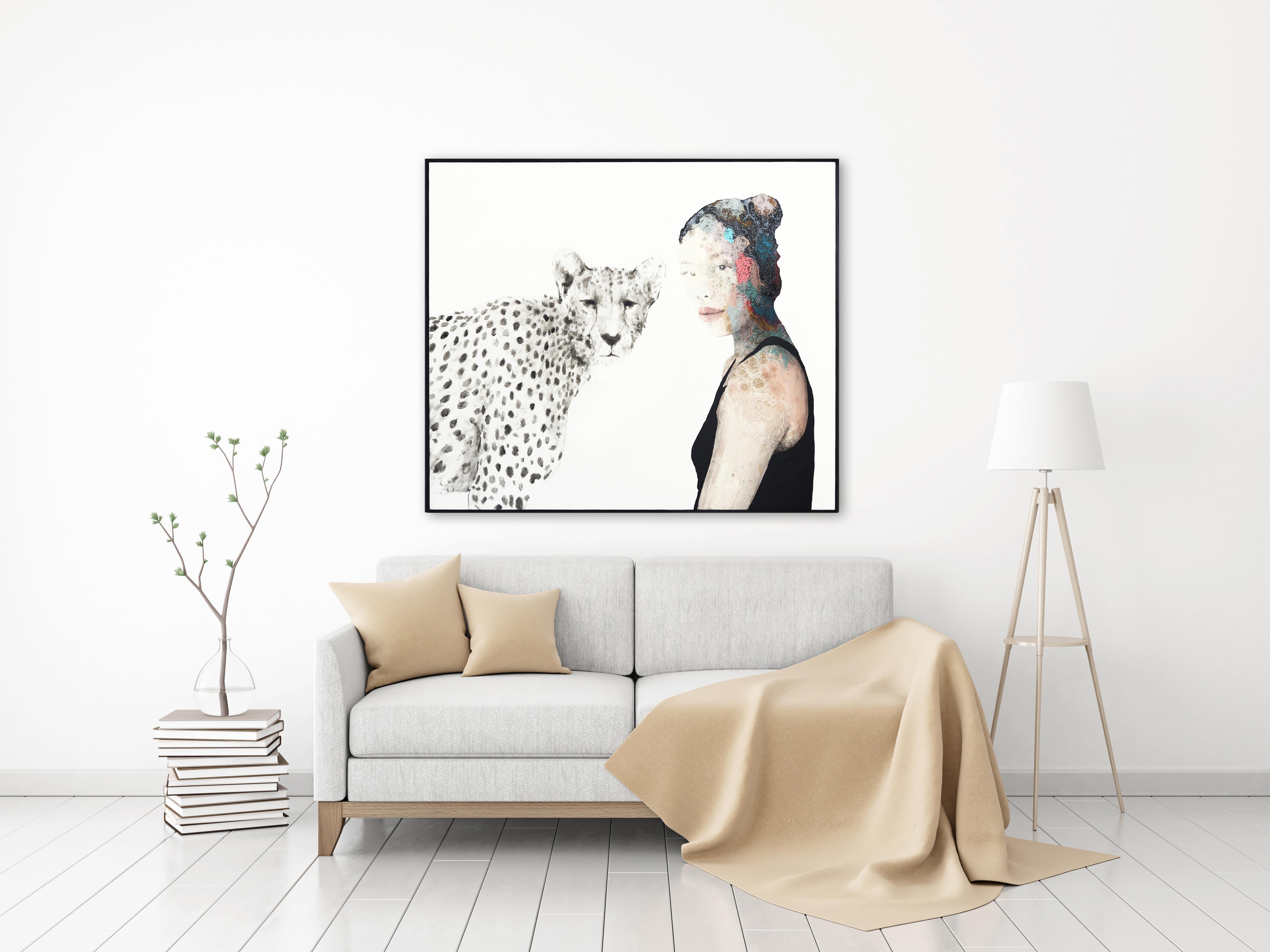 Femme avec une guépard - Peinture de portrait abstrait originale encadrée en vente 2