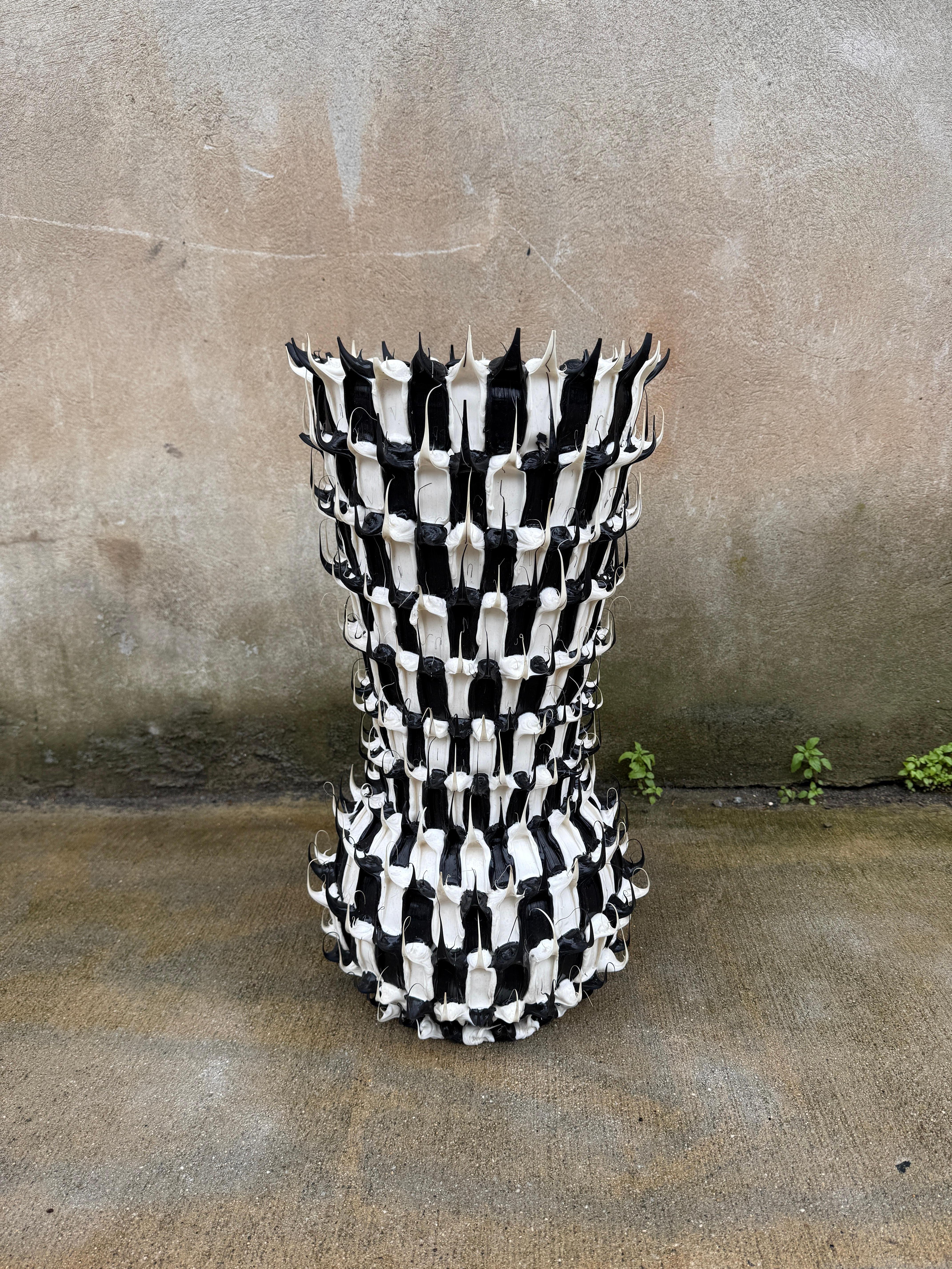 Scultura/vaso in silicone assolutamente sorprendente attribuito ad Allesandro Ciffo.  Realizzato in modo meticoloso con applicazioni alternate di silicone bianco e nero, con un'infinità di forme e texture.  Questo particolare esemplare non ha un