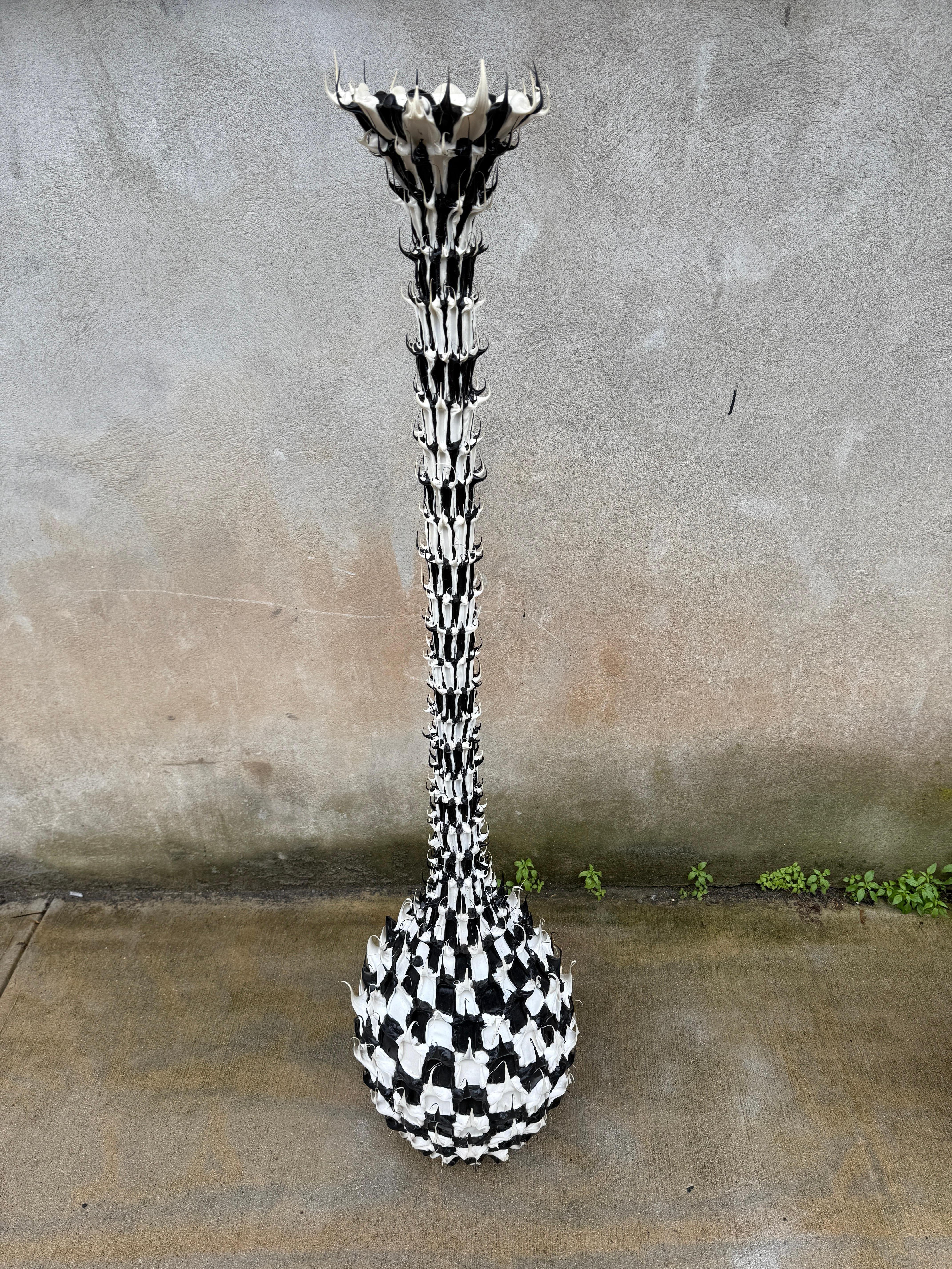 Scultura/vaso in silicone assolutamente sorprendente, attribuito ad Alessandro Ciffo. Realizzato in modo meticoloso con applicazioni alternate di silicone bianco e nero, con un'infinità di forme e texture. Questo particolare esemplare non ha un
