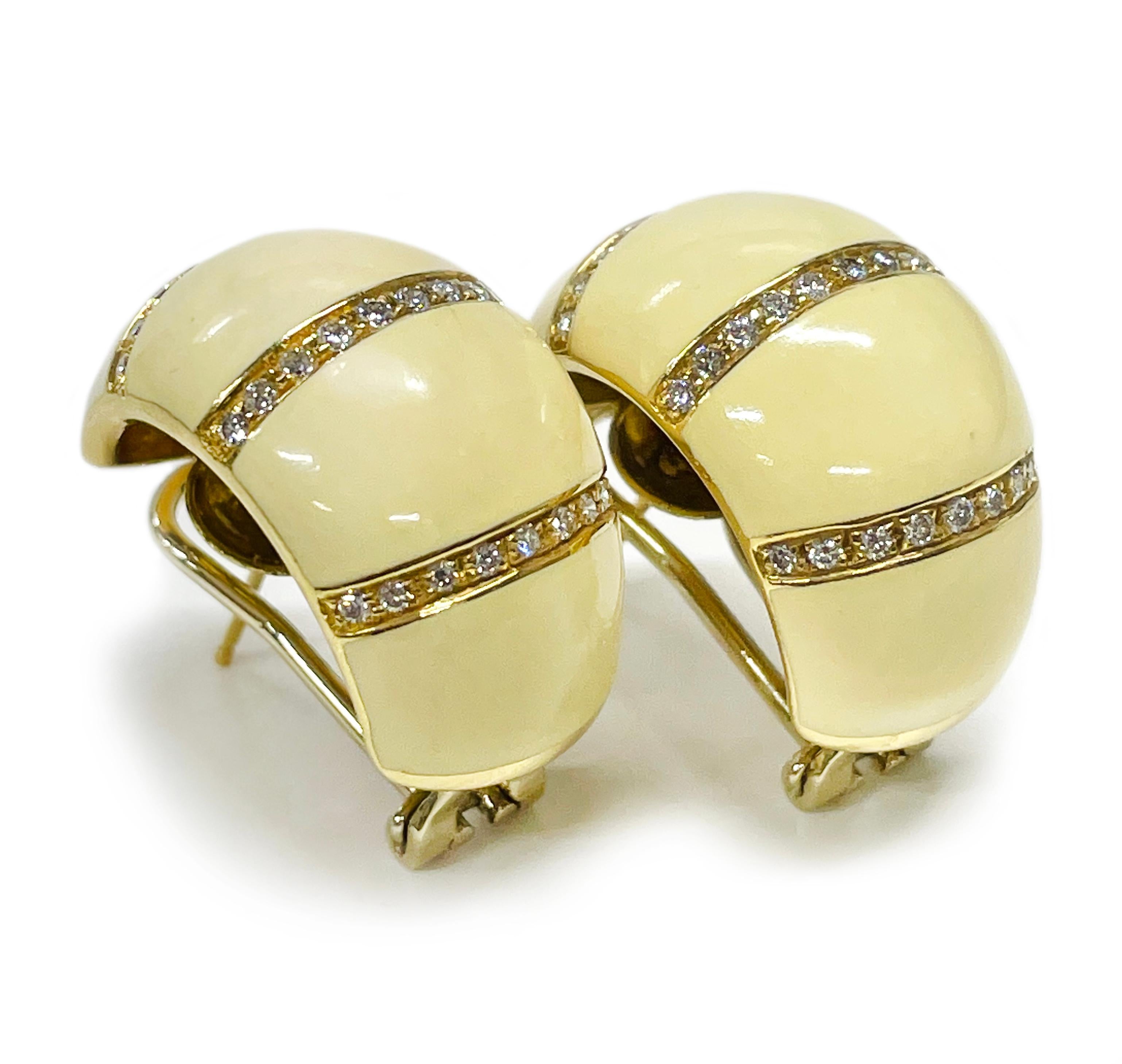 Orecchini con diamanti in oro giallo 18 carati di Alessandro Fanfani con un peso totale di 1,12 carati. Ogni orecchino a mezzo cerchio presenta quattro sezioni di smalto liscio color crema separate da tre file di diamanti. Una fila di dieci diamanti
