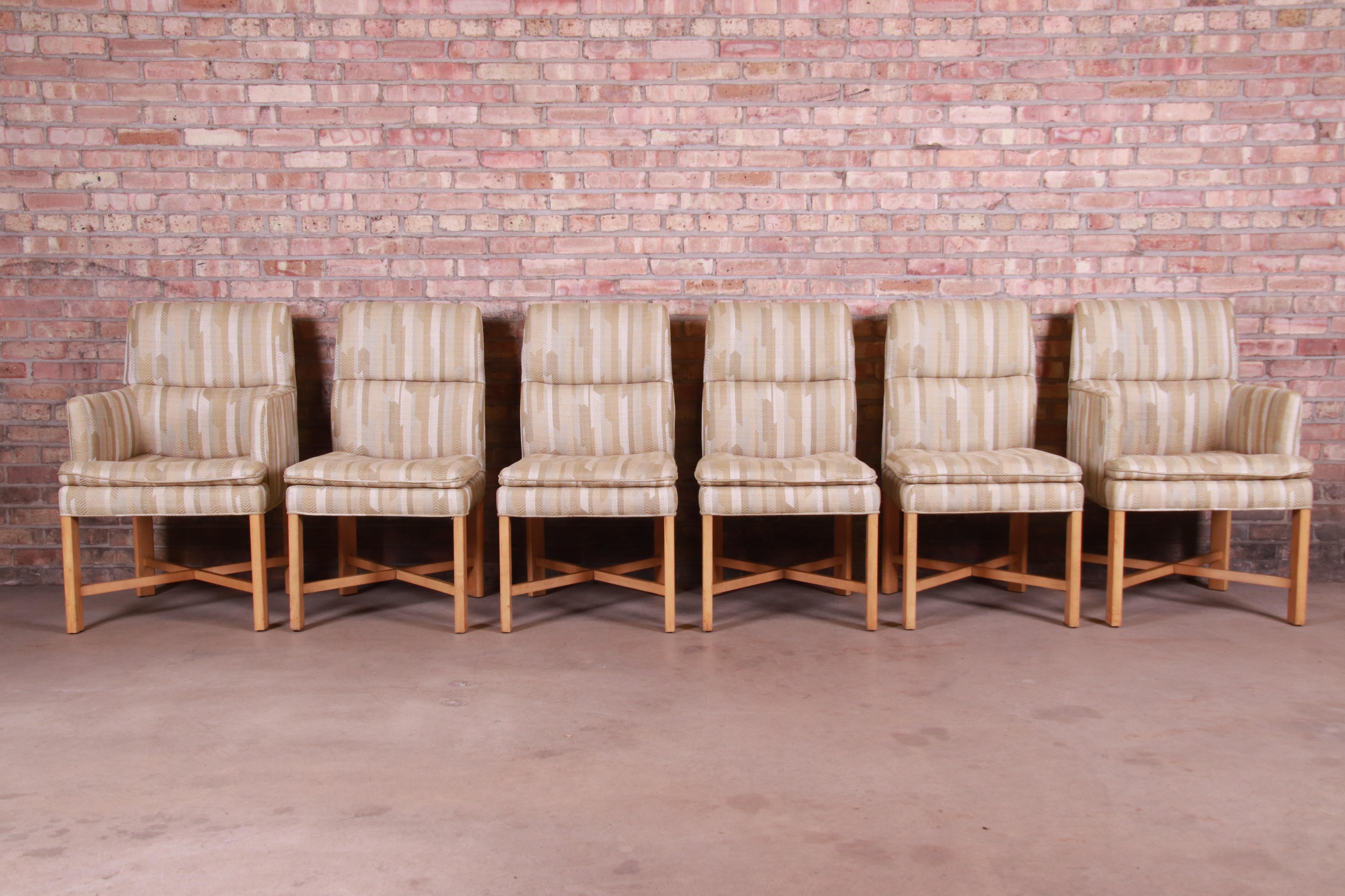 Un ensemble exceptionnel de six chaises de salle à manger modernes

Par Alessandro Gabrielli Gambalogna pour Baker Furniture

États-Unis, années 1980

Tapisserie d'ameublement, pieds en érable massif et brancards en 