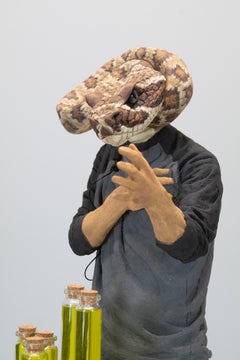 "The Influencer", scultura figurativa in ceramica, dipinta a mano, tecnica mista