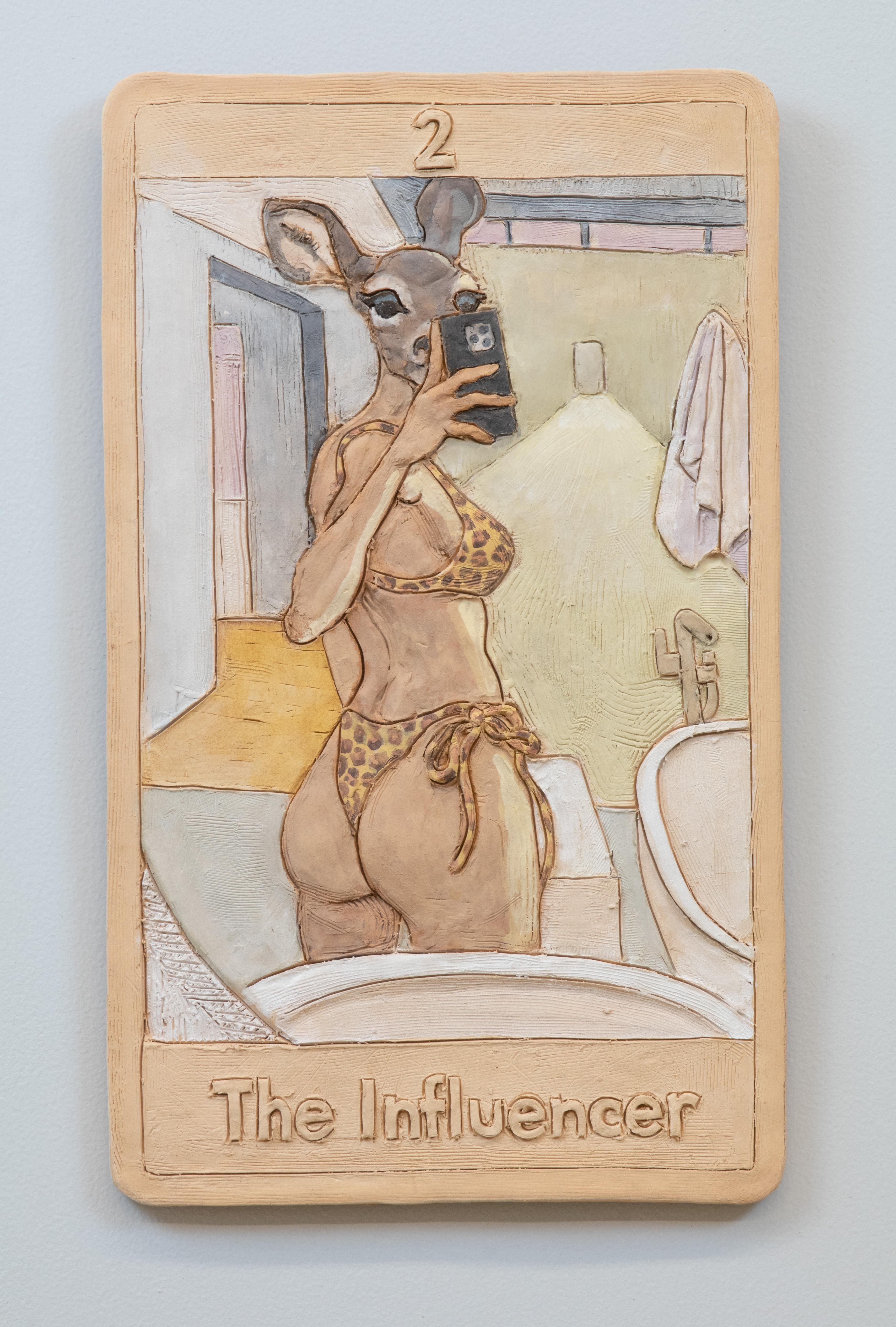 El Influenciador, Carta del Tarot 2, de Alessandro Gallo, 2025, Cerámica, Se cuelga de la cornamusa