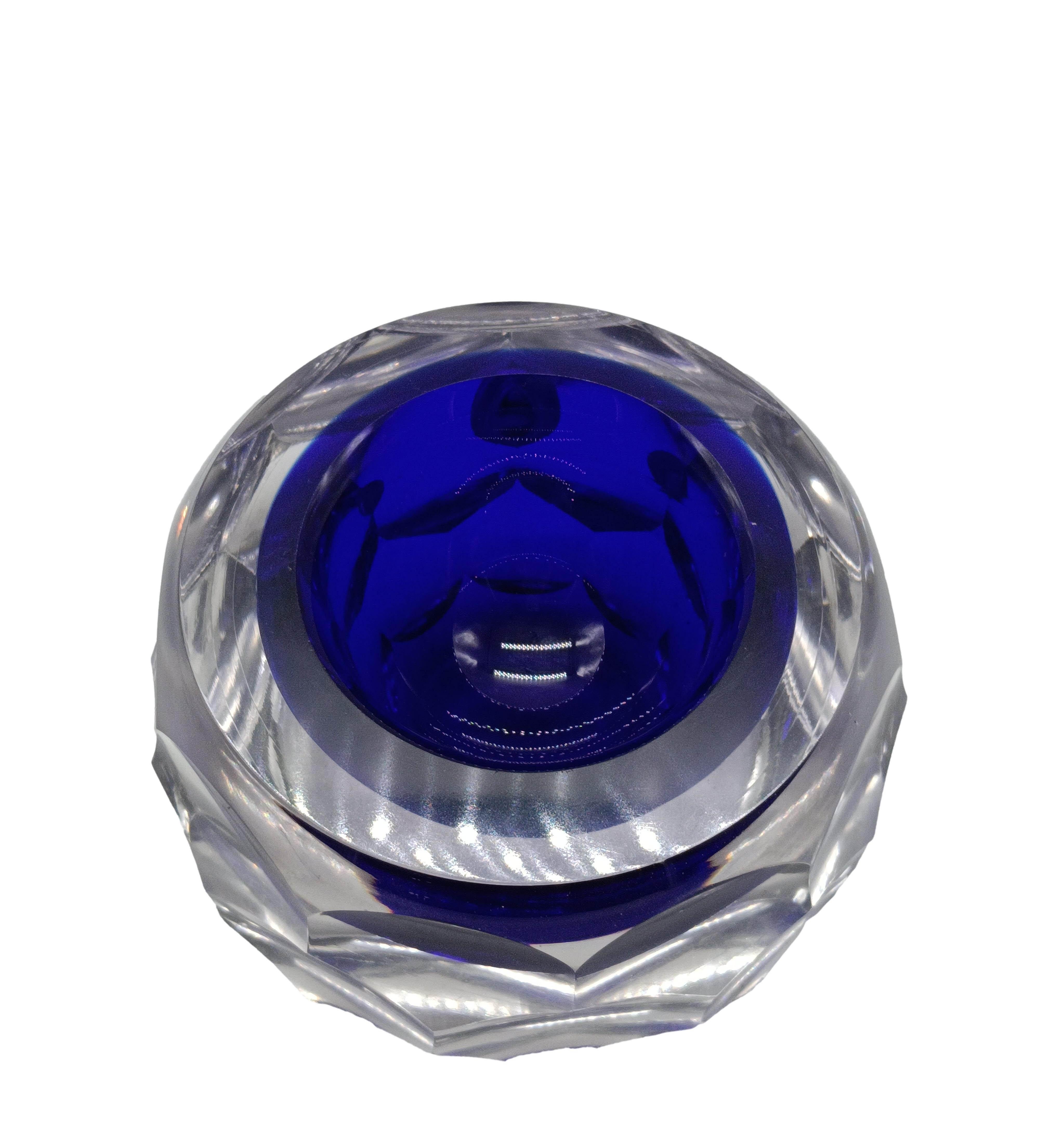 Ciotola/Posacenere in pregiato vetro di forte spessore, sommerso,sfaccettato e colorato di Murano,    si propone un complemento di design da collezione perfetto per qualsiasi ambiente di design. Il prodotto è realizzato in pregiato vetro di Murano,
