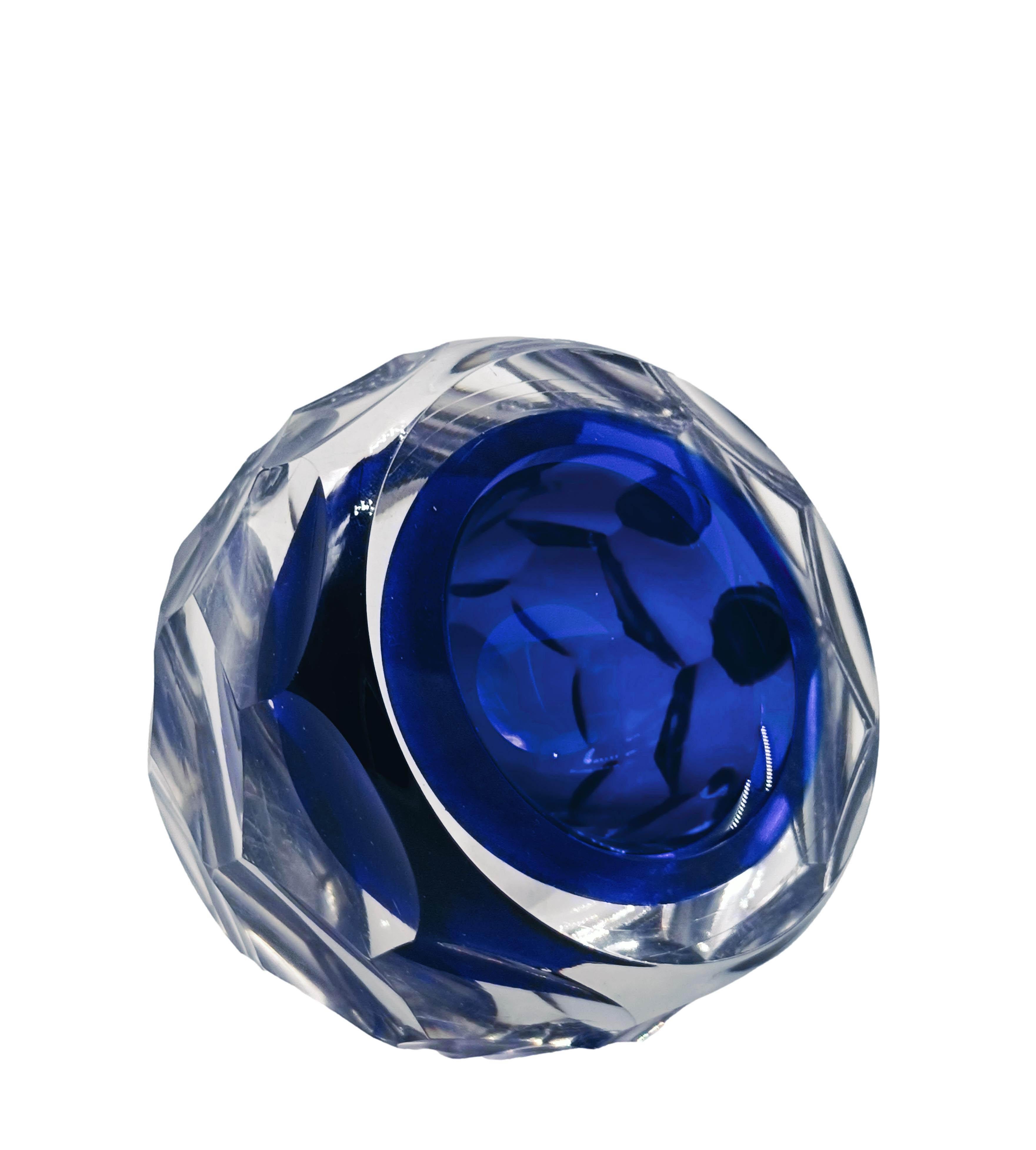 Italian Alessandro Mandruzzato Ciotola in Vetro di Murano Blu Sfaccettato, Italia 1970s in vendita