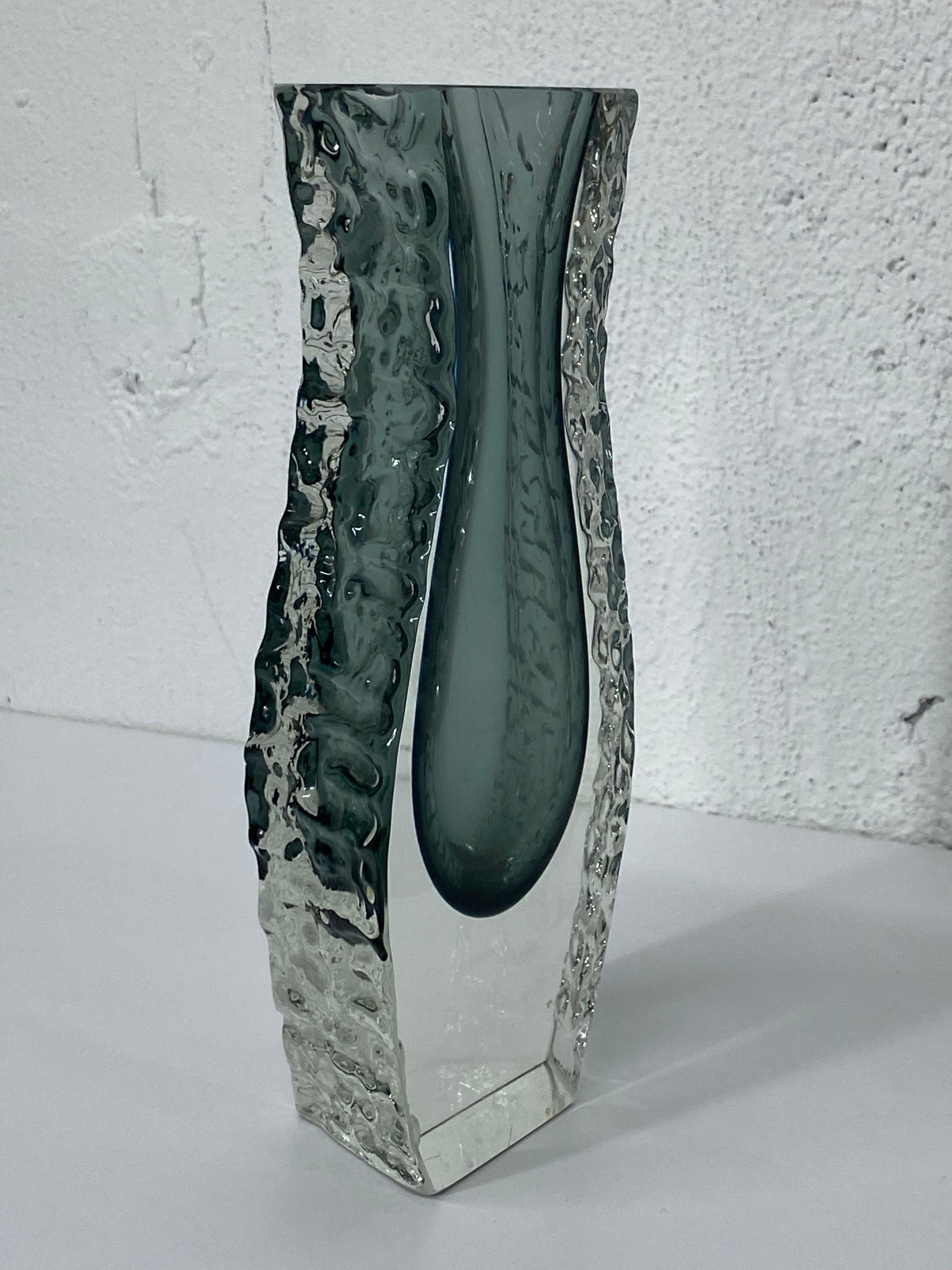 Alessandro Mandruzzato Faceted and Textured Murano Sommerso Glass Vase In Good Condition In Miami, FL