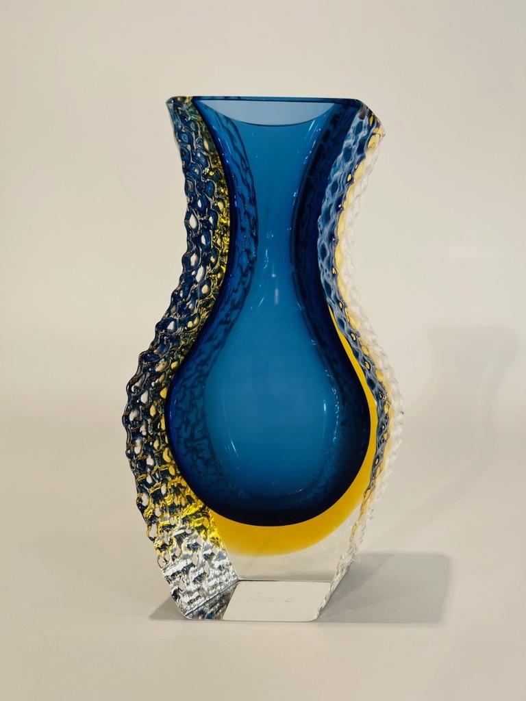 Incroyable vase en verre Alessandro Mandruzzato Murano bleu et jaune circa 1950.