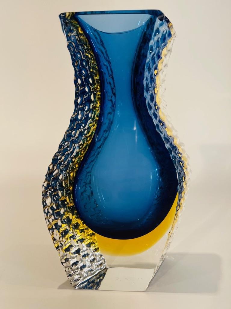 Style international Vase bleu et jaune d'Alessandro Mandruzzato, Murano, circa 1950 en vente