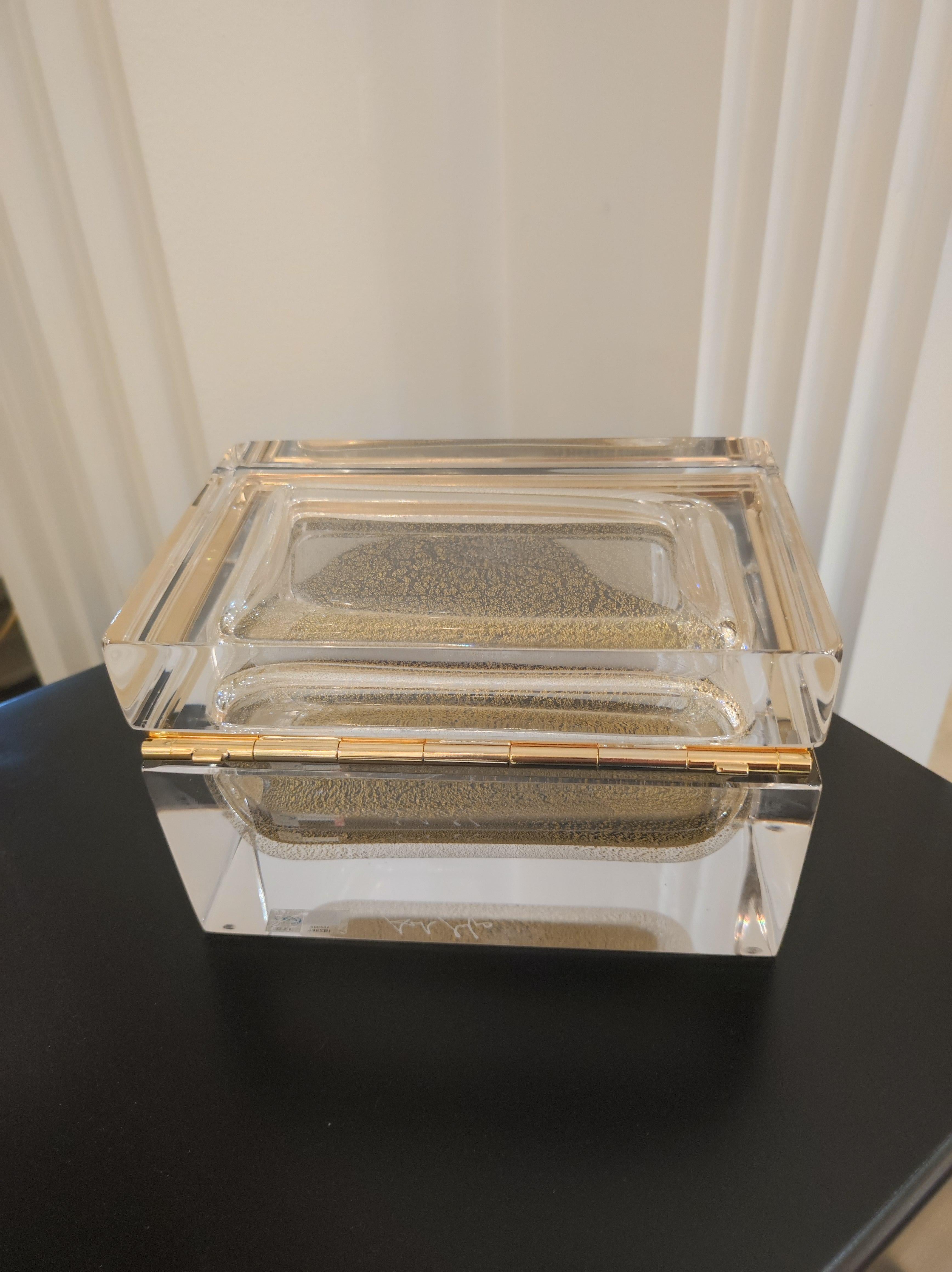 Alessandro Mandruzzato, Schachtel aus Murano-Glas, 
Einsatz aus Murano-Glas mit Goldglitzern in durchscheinendem Murano-Glas,
24 Karat Goldauflage.
Jedes Stück ist einzigartig und signiert.