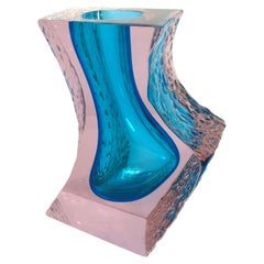 Alessandro Mandruzzato, vaso scultoreo in vetro di Murano, azzurro e viola, anni ’60